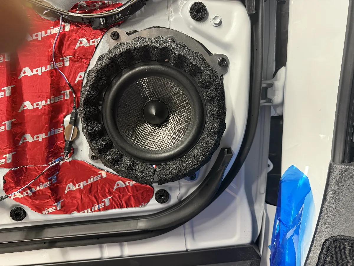 トヨタ アルファード 6AA-AAHH40W4#系用のデッドニングオプション、「サウンドプルーフィングウェーブ」をご紹介します！🚗🎶 この商品はスピーカーとドアの内張りの間の隙間をしっかり埋めることで、音漏れを防ぎ、不快な共振を減少させる役割があります。内装の静けさを保ちつつ、純正グリルからスピーカーの音がよりクリアに出るようになるので、音質の向上が期待できるんです。音楽を聞く楽しみがさらに増すこと間違いなし！ぜひ、お試しください！
