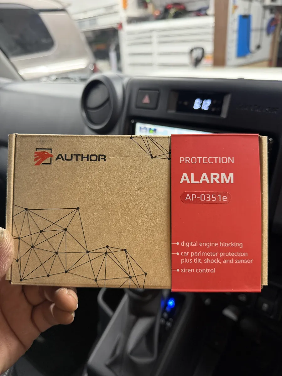 オーサーのALARM(イグラアラーム)は、ただ音で威嚇するだけではなく、車を動かされにくくするところまで考えられたデジタルカーセキュリティです。配線を大きく変えずに車両側の制御へアプローチできるため、純正の使い勝手をなるべく崩さず、普段通り乗りたい方にも取り入れやすいのが大きな魅力です。
特に使い勝手の面では、立体駐車場やフェリー、点検・洗車のように車が揺れやすい場面で役立つセンサーバイパス機能が実用的です。必要なときだけ一時的にショック・傾き・動きの検知を抑えられるので、誤作動の不安を減らしながら、守るべき部分はしっかり残せます。セキュリティを入れると面倒になりそう、という心配を持つ方にも、このあたりの配慮は安心材料になります。
また、対応車ではエンジン始動だけでなく、シフト操作まで制御できるのもALARM(イグラアラーム)の強みです。仮に始動に関わる部分を狙われても、車両をそのまま走らせにくくできるため、実際の盗難対策としての現実味が高まります。見た目では分かりにくい装備ですが、こうした見えない備えが、乗っていない時間の安心感を大きく変えてくれます。
カーセキュリティは、商品名だけで決まるものではありません。車種ごとの対応確認、使い方に合わせた設定、純正機能との兼ね合い、納車時の説明まで含めて仕上がりに差が出ます。ログオンでは、ただ付けるだけで終わらせず、導入後に困りにくい使い方まで見据えて組み上げることで、安心感と扱いやすさの両立を大切にしています。
