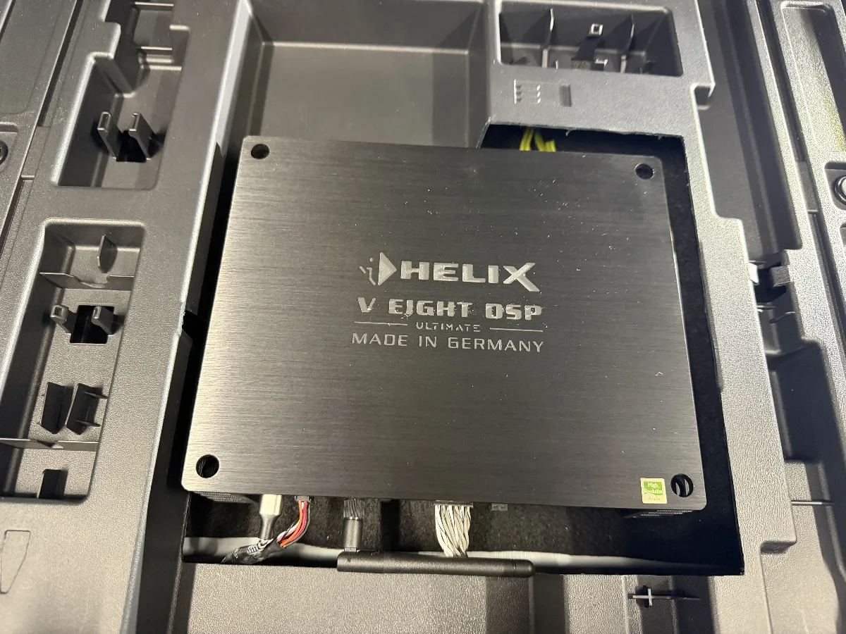 HELIX V-EIGHT DSP ULTIMATEは、レクサス RC GSC・AVC・ASC1#系の純正オーディオで感じやすい「音がこもる・輪郭が甘い」を、8chアンプ内蔵DSPできれいに整理し、ボーカルの位置や低音の締まりまで一気に整えてくれる一台です。
車内空間がタイトで音の反射も出やすいRCだからこそ効果が分かりやすく、車両に合わせて配線をまとめながらスマートに取付・細かく音調整することで、いつもの通勤やドライブが思わず音楽を聴きたくなる時間に変わります。

