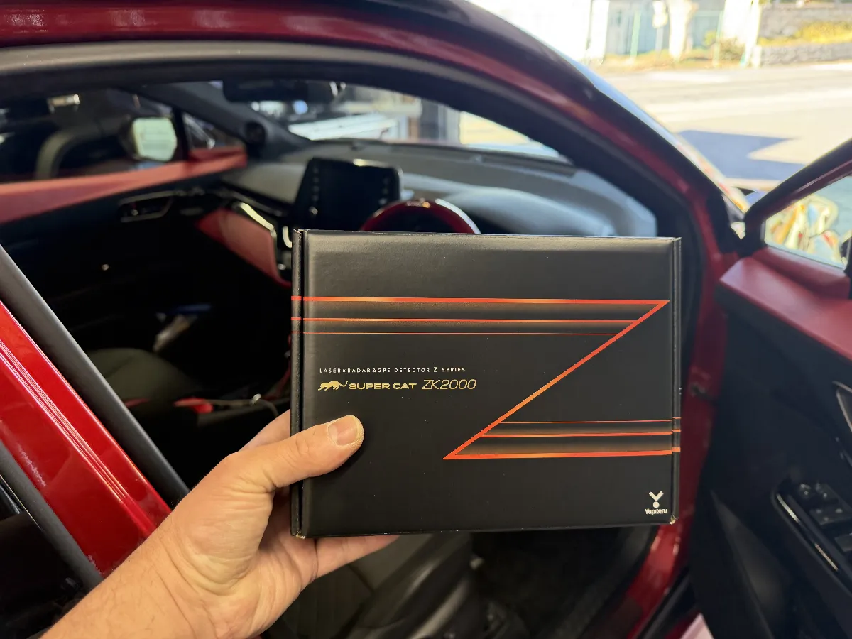 🚗✨ただいま特価中！✨🚗トヨタ シーエイチアール（ZYX10･11、NGX50）オーナーの皆様に朗報です！新しいレーダー探知機「ZK2000」をご紹介します。🔍新型モジュール搭載でKバンドの受信範囲がグッと広がりました！業界初の最新型レーダー可搬式オービス「JMA-520」に対応しているので、心強いサポートが得られます。✨Kバンド探知性能もなんと50％アップ！無線LAN搭載で、エンジンをONにすると、各種データが自動的に最新情報に更新されます。知らない間に最新機能を取り入れられるなんて良いですよね！また、大きな3.6インチの液晶画面と静電式タッチパネルで、操作もスムーズ。ワンボディタイプでスッキリな設計になっています。さらに、移動オービスMSSSにも対応していて、探知性能はこれまでで最強です！水平の探知範囲は約60°と、安心ドライブをお約束します。このチャンスをお見逃しなく！在庫限りの特価でご提供中です。🚀💨ああ、これだけの機能が揃ってこの価格！手に入れるなら今がチャンスです！お店でお待ちしてますね！😊
