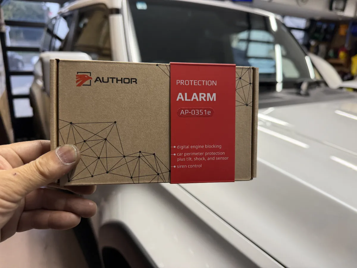 トヨタ ランドクルーザー 250 250Wには、オーサーのALARM(イグラアラーム)がかなり相性のいい盗難対策です。車両の配線を切らずに純正通信を使ってエンジン始動やシフト操作をしっかり制御できるので、狙われやすい車でも“始動できても走れない”状態まで持っていけるのが強みです。
普段は純正キー感覚で使え、機械式駐車場やフェリーではセンサーだけ一時停止できるので、誤作動を抑えながら必要な警戒は維持できます。車種ごとの電装に合わせて目立たない形で施工するため、見た目を崩さず、乗るたびの安心感がしっかり変わります。