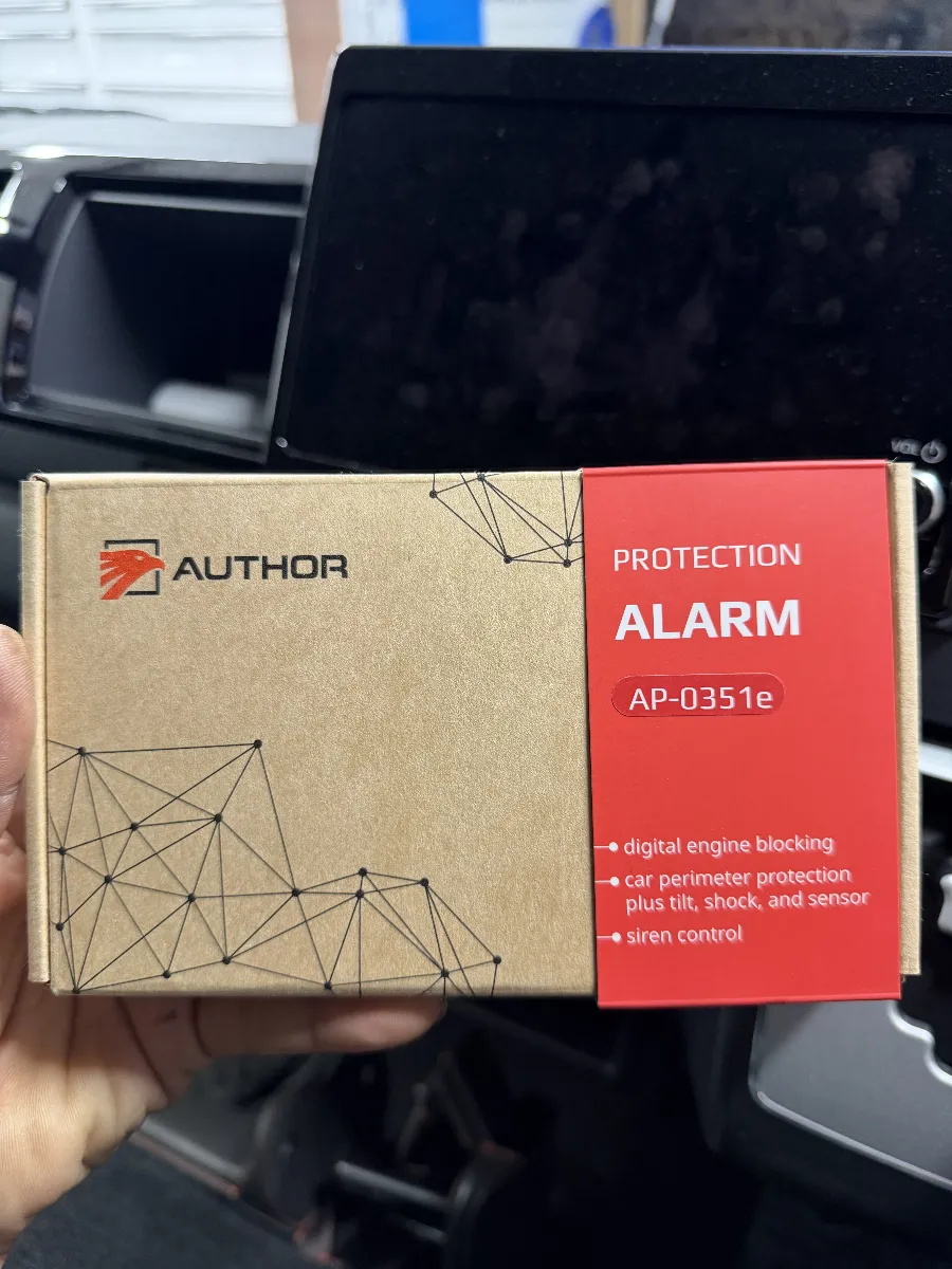 トヨタ ハイエース 9型に、オーサー ALARM イグラアラームを中心としたカーセキュリティを施工しました。
ハイエースは普段使いから仕事用、レジャーまで幅広く使われる車なので、防犯対策も「強ければいい」だけではなく、毎日扱いやすいことが大事です。
イグラアラームは車両側の状態に合わせて組み合わせることで、純正だけではカバーしきれない部分を補いやすくなります。
今回は本体に加えて、AUTHOR ALARM用可変ボリュームコントローラーやオリジナル＆AUTHOR ALARMスキャナー、車種専用セキュリティパーツも組み合わせています。
音量の扱いやすさ、外から見た時の抑止力、車種に合わせた施工内容まで含めて整えることで、普段の使い勝手を大きく崩さずに防犯面を強化できます。
こういうセキュリティは、商品を付けるだけで終わりではありません。
純正カスタムコーディングや車両エラー診断も含めて、施工後に違和感が出にくいよう確認しながら仕上げることが大切です。
見える部分はシンプルでも、中身は車種ごとに考えるところが多いです。
ハイエースのように狙われやすい車ほど、使い方や駐車環境に合わせて内容を組み立てておくと、日常の中で車を離れる時の気持ちがかなり変わってきます。
