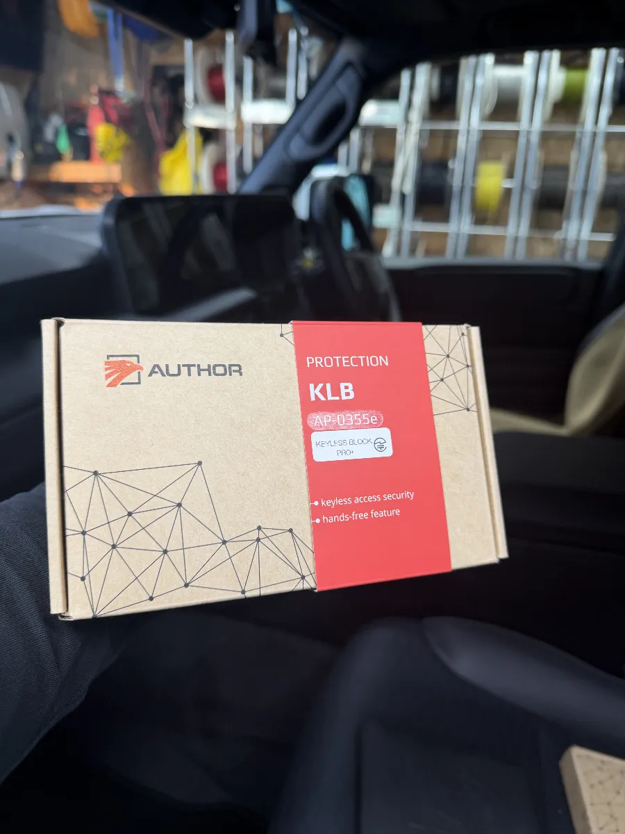 AUTHOR KEYLESS BLOCK JP+は、スマートキーの便利さを残しながら、車両側がキーの電波を受け付けない状態を作れるのが大きなポイントです。特にトヨタ ランドクルーザー 250 250Wのように盗難対策をしっかり考えたい車種では、ただ警報を鳴らすだけではなく、まず「開けさせにくい」状態を作ることに意味があります。日常ではいつも通り使いやすく、停めている間の不安を減らしやすいのがこの製品の強みです。
さらにKEYLESS BLOCK JP+は、解錠対策だけで終わらず、認証なしでは始動しにくい構成にもできるため、被害を入口とその先の両方で止めやすくなります。見た目を変えずに守りを強くできるので、純正の雰囲気を崩したくない方にも相性のいい内容です。
こうしたデジタルセキュリティは、同じ製品でも車種ごとの配線事情や純正機能との兼ね合い、使い方に合わせた施工のまとめ方で完成度が変わります。ログオンでは、ただ取付するだけでなく、毎日の使いやすさまで見ながら仕上げるので、あとから「面倒で使わなくなった」という失敗を避けやすいのも安心材料です。なお、すでに純正以外のセキュリティや電装品が付いている場合は事前確認が必須です。