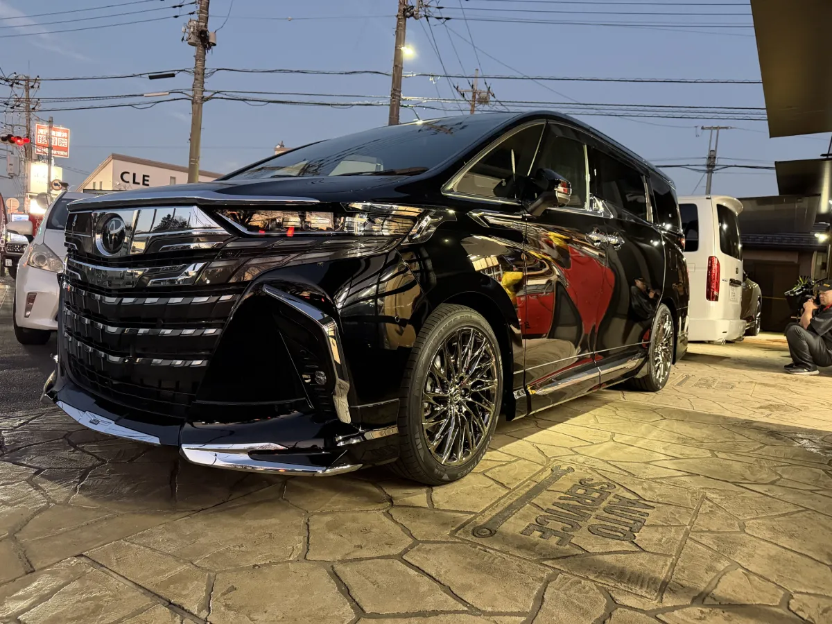 今日ご紹介するのはTOYOTA ALPHARD 6AA-AAHH40W4#系のカーセキュリティインストールです。