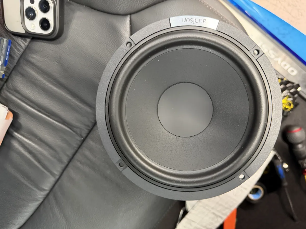 ホンダ オデッセイ RC系後期におすすめのスピーカー紹介です。オーディソンのVoce IIシリーズから、セパレート2WAYモデル「AV‑K6S2(AV K6 S II)」。フラッグシップTHESIS IIの技術を受け継ぎ、素材・設計・製造を一新。車内にこれまでにない「クリアで力強い」音場を作ります。特徴ポイント- セパレート型クロスオーバー搭載でインストールの自由度が高く、音の最適化がしやすい- 新設計ツィーターが繊細な高域を描き、ウーファーは深みとキレのある低域を再生- THESIS IIの技術を取り入れたことで、全域の解像感とダイナミクスが向上- 音の立ち上がりや分離感を重視する方に特にオススメ基本仕様- 再生周波数帯域:45Hz〜40kHz- 定格入力:150W- インピーダンス:4Ω- 出力音圧レベル:91dB- 取付口径:140.8mm/取付奥行:69.8mm- クロスオーバー周波数:1.8kHz(6/12dB/Oct)- グリルなし(別途対応が必要な場合あり)- メーカー:オーディソン(Audison)取付について取付口径・奥行は上記の通りです。オデッセイRC系後期でも車種や年式、ドア内張の形状によって加工やオプションが必要になることがあります。実車確認・取付はログオンにお任せください。音質のセッティングまでしっかり対応します♪気になる点や試聴希望があれば、気軽に相談してくださいね。