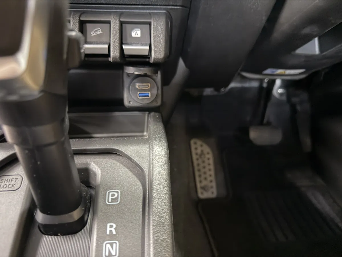 スズキ ジムニー JB64オーナーの皆さん、これをチェック!🚗✨こちらは、ビートソニック製の「ジムニー JB64/74専用 USB/HDMI延長ケーブル USB18」です。この延長ケーブルがあれば、スマートフォンやFire TV Stickの映像を、ナビゲーション画面に簡単に映し出せちゃいますよ!この製品は、車内のインテリアにぴったり馴染む専用品なので、まるで純正部品のような仕上がり。しかも、インパネに穴を開ける必要がないから、お気に入りのジムニーを傷つけずに取り付けができるんです。HDMI端子は薄型コネクターを採用していて、アルパインなどの狭いスペースのナビにもバッチリ適合。センターコンソールの空きスペースを利用して、USB/HDMI入力端子に変身させることも可能です。USB Type-C(メス)からType-C(オス)、そしてHDMIも標準タイプに対応。USB 2.0に対応しているので、充電やデータ転送もお手の物!サイズはφ32.5×45mmで、約1.9mのケーブル長を完備。便利なこのアイテムを使って、ドライブをもっと楽しくしちゃいましょう!🛣️