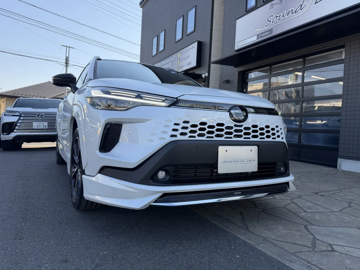 千葉県流山市からお越しのお客様のトヨタ カローラクロス ZVG/ZSG1#をお預かりし、IGLA JP+(イグラ2+)を中心にオリジナル＆AUTHOR ALARMスキャナー、車種専用セキュリティパーツ一式、オリジナル電波遮断ボックスを取り付け、車両エラー診断やキーフォブ用新品電池・オリジナルキーフォブレザーケースも交換しました。さらにユピテル製レーザー&レーダー探知機 ZK2000、テレビキャンセラー、OTTOCAST OttoAibox NANOを装着し、2年間保証＋専用ダイヤルサポートや無料代車サービスもご用意して施工しましたので、その様子をご紹介します。