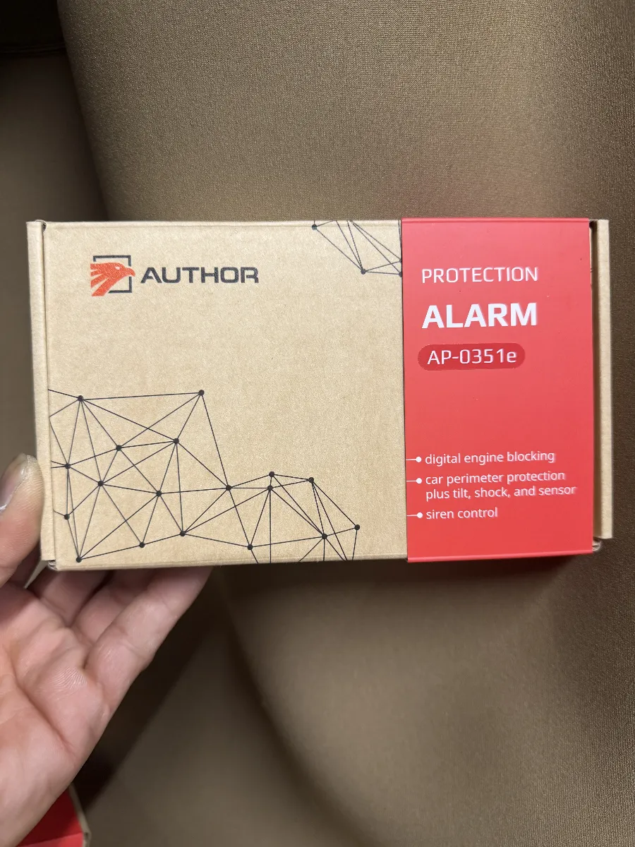 こちらはレクサス LX VJH310Wにピッタリな、オーサー製のALARM（イグラアラーム）です！最新のファームウェアが搭載されていて、特に注目したいのが「センサーバイパス機能」。これ、誤作動を回避したいときに一時的にセンサーを無効化できる、非常に便利な機能なんです。例えば、機械式立体駐車場やフェリーに乗船する際、洗車や整備の短時間中にセキュリティを維持しつつ、特定のセンサーだけをバイパスすることができます。操作も簡単！2ステップで1回限りの効果が得られ、次回アンロック時には自動的に元に戻ります。さらには「デジタルブロック機能」も搭載。車の配線を切断することなく、スマートに盗難対策ができちゃいます。エンジン始動を完全にブロックしたり、エンジンを数秒で強制的に停止させたり、そして新機能の「シフトロック」では、Pレンジからの移動を完全に防ぐことが可能です。セキュリティを高めながら、利便性を損なわない次世代のスマートセキュリティをぜひ体感してください！