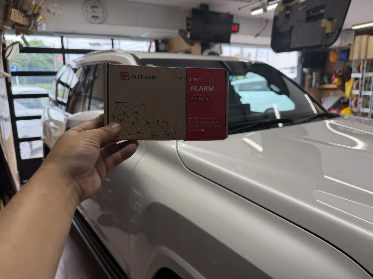 レクサス LX VJA310W のような車両では、盗難対策を強めたい一方で、普段の使い勝手を崩したくないというご相談も多いです。
そこで相性の良い選択肢になるのが、オーサーの ALARM(イグラアラーム) です。
このモデルは、警報だけに頼るタイプではなく、車両側の制御と組み合わせて守り方を作っていけるのがポイントです。
対応車両では、エンジン始動やシフト操作に関わる制御を使い、純正の雰囲気を大きく崩さずに防犯面を補えます。
さらに、立体駐車場やフェリー、点検時などでセンサー反応が出やすい場面に配慮した機能もあります。
毎日乗る車なので、防犯性能だけを見て選ぶより、普段どこに停めるか、どう使うか、どこまでの対策が必要か まで見て組み立てるのが大事です。
ログオンでは、商品を付けて終わりではなく、車両ごとの対応状況や純正機能との兼ね合いを確認しながら施工します。
見えない部分の取付や配線処理、納車時の使い方説明まで含めて、LXに無理なく使えるセキュリティとして仕上げていきます。
