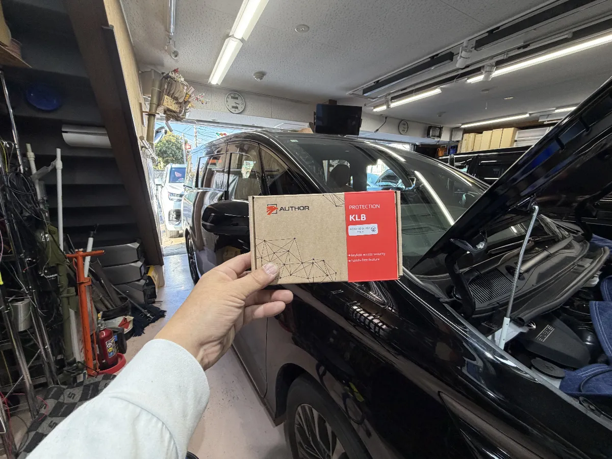 🚗✨**トヨタ ヴェルファイア専用セキュリティシステム**✨🚗大切な愛車をしっかり守るための強力な味方、「**KEYLESS BLOCK JP+**」がついに登場！🔒最近のスマートキー車両は、標的となりやすいって知っていましたか？「リレーアタック」や「CANインベーダー」なんて最新の手口があるから、純正のセキュリティだけじゃ心配なんです。そこで、こちらの「KEYLESS BLOCK JP+」が必要になります！✅ **ここがすごい！**- **リレーアタック完全遮断**：スマートキーでロック後は、電波を一切受け付けません！盗難ツールもムダになります。- **CANインベーダー対策**：特にトヨタ車に多い被害にもバッチリ対応！最新の手口から守ります。- **エンジン始動をブロック**：無断でドアを開けられても、認証がない限りエンジンは始動しません！- **認証方式の自由度**：専用キーフォブやスマホ認証も利用できて、純正キーの使い方も変わらず快適！さらに、当店では「IGLA」との同時施工をオススメ！防御力が倍増しちゃうし、操作も一元化されてすっごく便利に！💪✨🛡 **導入のメリットは？**- 防げない盗難手口を強力にブロック！- 毎日の操作感はそのまま、ストレスフリーで使えちゃう！「KEYLESS BLOCK JP+」で、あなたのヴェルファイアをしっかりガードしませんか？この機会にぜひご検討ください！🌟