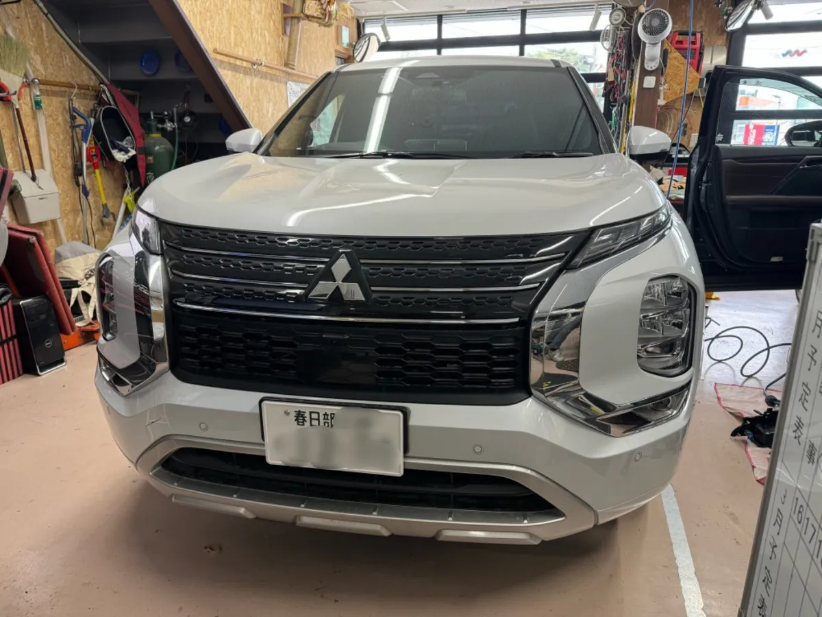 今日ご紹介するのはMITSUBISHI OUTLANDER PHEV FJA/VJA300W のカーオーディオインストールです。