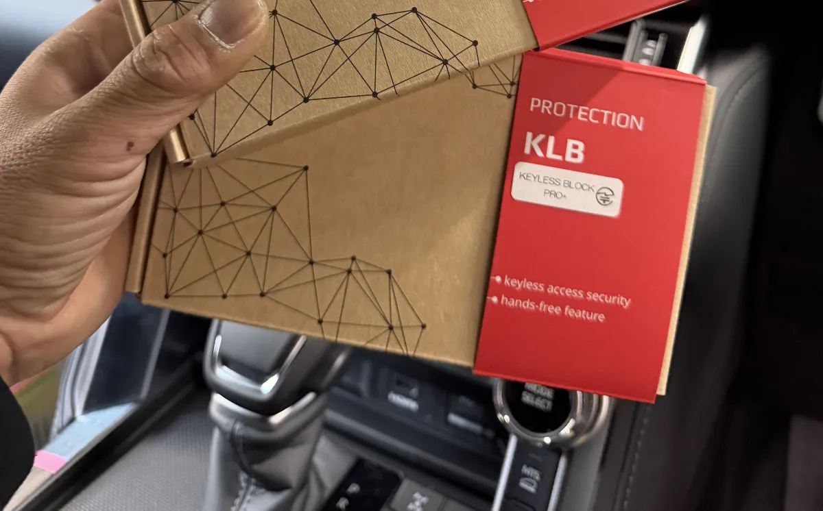 🌟 **トヨタ ランドクルーザー 300 オーナー必見!** 🔒愛車を守るための新しいセキュリティシステム、「KEYLESS BLOCK JP+」のご紹介です!今やスマートキー車両は盗難の標的になりがち。リレーアタックやCANインベーダーといった最新の盗難手口は、従来のセキュリティだけでは不十分なことも。大切な愛車を守るためには、やっぱり“後付けの防御層”が必要です。**KEYLESS BLOCK JP+の特長はコレ!**- **リレーアタック完全遮断!** スマートキーでロックしたら、もう車両はその電波を一切受け付けません。これで、盗難ツールの出番はなし!- **CANインベーダー対策もバッチリ!** トヨタ・レクサス車によく見られるアンロック攻撃を防ぎます。最新型の手口にも対応していますよ!- **エンジン始動をしっかりブロック!** ドアを開けられても、認証がなければエンジンはかからないので安心。- **自由自在な認証方式!** 専用のキーフォブやスマホ認証も使え、普段通りの操作感を損ないません。さらに、当店では「IGLA」との同時施工をおすすめ!これにより、操作性や防御力が劇的に向上し、費用面でもお得になります。🔧 **まとめ**「KEYLESS BLOCK JP+」は、愛車をしっかりと守る次世代のセキュリティシステムです。当店の施工で、より使いやすく、防御力が増す仕様になりますので、この機会にぜひご検討ください! 🚗✨あなたの大切なランドクルーザーを守るために、今すぐチェック!