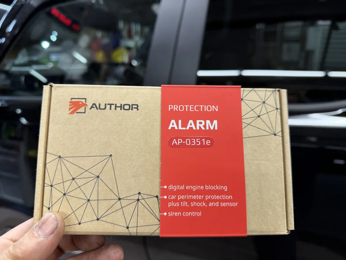 お待たせしました!新しいセキュリティシステム「IGLA ALARM」のご紹介です。トヨタランドクルーザー250用にぴったりなアイテムですよ!このデジタルカーセキュリティ本体は、最新ファームウェアを搭載しており、便利な機能が盛りだくさん。まず注目すべきは「センサーバイパス機能」。特に機械式立体駐車場やフェリー乗船時、洗車や点検をする際に、誤作動を防ぐためにセンサーを一時的に無効化できるではなくて、特定のシーンでもしっかりセキュリティを保ちながら安心して利用できるのがポイントです。さらに、「デジタルブロック機能」により、配線を切断せずに高精度な盗難防止が可能です。これで、車両のエンジンを完全にブロックしたり、シフト操作を無効化することができ、小さなことでも安心感を高めてくれます。このセキュリティシステム、盗難手口の進化に合わせて常にファームウェアがアップデートされ、機能強化が続けられています。セキュリティを高めつつ、使う方の利便性をしっかりと考えた次世代のスマートセキュリティを体感してください!