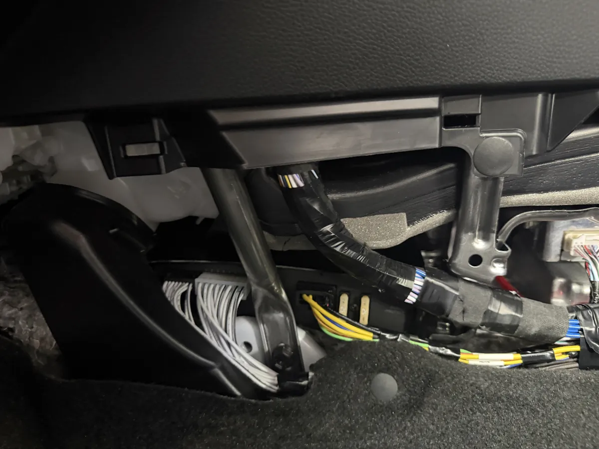 🚗✨トヨタ クラウンクロスオーバーにぴったりの音質アップグレード！✨今回はカロッツェリア（パイオニア）の「DEQ-7000A」をご紹介。これ一台で、純正オーディオがまるで新しい音響システムに生まれ変わります！🔊**音質向上の秘密**  このデジタルプロセッサーは、純正システムをそのまま使いながら、音質を劇的に向上させることが可能。スピーカーを交換していなくても、その違いを実感できます！📲**自由自在なサウンドチューニング**  専用アプリ「DSP Controller」を使って、スマホやPCから簡単に音の調整ができます。音楽の好みに合わせて、タイムアライメントやEQ調整が思いのまま！プロ並みの設定を誰でも体験できます。🎶**ハイレゾ音源にも対応**  BluetoothやUSB-DACからの高解像度音源も楽しめるから、細かなディテールまで逃さず再生。ドライブがさらに楽しくなること間違いなしです。💪**強力な内蔵アンプ**  最大120W×8のクラスDアンプを内蔵。外部アンプを使わなくても、迫力のサウンドが響きます。🔌**多様な接続性**  豊富な入力・出力端子で、純正システムとの接続も容易。拡張性もバッチリ！サブウーファーや外部アンプの追加も簡単です。🛠️**コンパクト設計**  小型なので、シート下や狭いスペースにも設置可能。車内の美観を保ちながら、しっかり音質アップができます。運転中に音楽がもっと楽しめる最高の解決策、ぜひ体験してみてください！あなたの愛車が素敵な音の空間に変わる瞬間をお楽しみに！🎶🚘