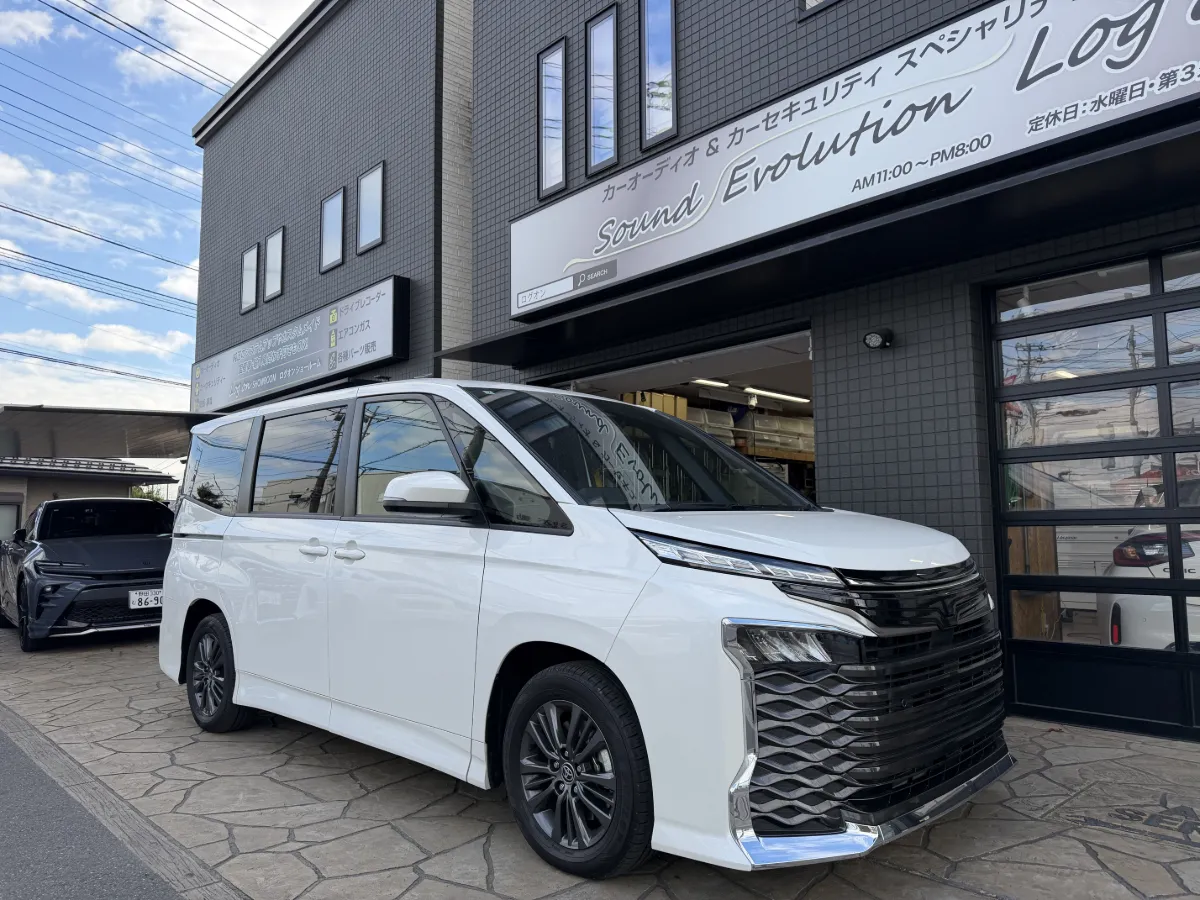 今日ご紹介するのはTOYOTA VOXY ZWR/MZRA90Wのカーオーディオインストールです。