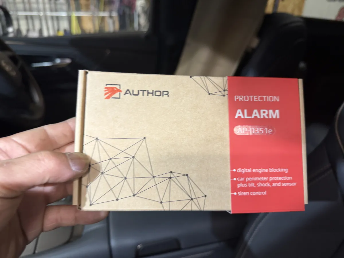 オーサー ALARM(イグラアラーム) は、ただ警報を鳴らすだけで終わらないのがポイントです。トヨタ アルファード 6AA-AAHH40W4#系のように普段使いの快適さも大事にしたい車でも、使い勝手を崩しにくい形で盗難対策を組みやすいモデルです。
このモデルは車両の通信を使って制御するタイプなので、見た目を大きく変えずに防犯性を高めやすいのが特長です。さらに対応条件が合えば、センサーを一時的に抑える機能や、電子シフト車向けの制御にも対応します。立体駐車場やフェリー、点検時のような場面まで考えられているのは、毎日乗る車ではやはり大きいです。
カーセキュリティは、商品名だけで決まるものではありません。アルファードのように車両側の機能が多い車は、純正との兼ね合いや使い方まで見ながら組んだ方が、あとで困りにくくなります。見えない部分の仕上げと納車時の説明まで含めて、きちんと形にしておきたい内容です。
