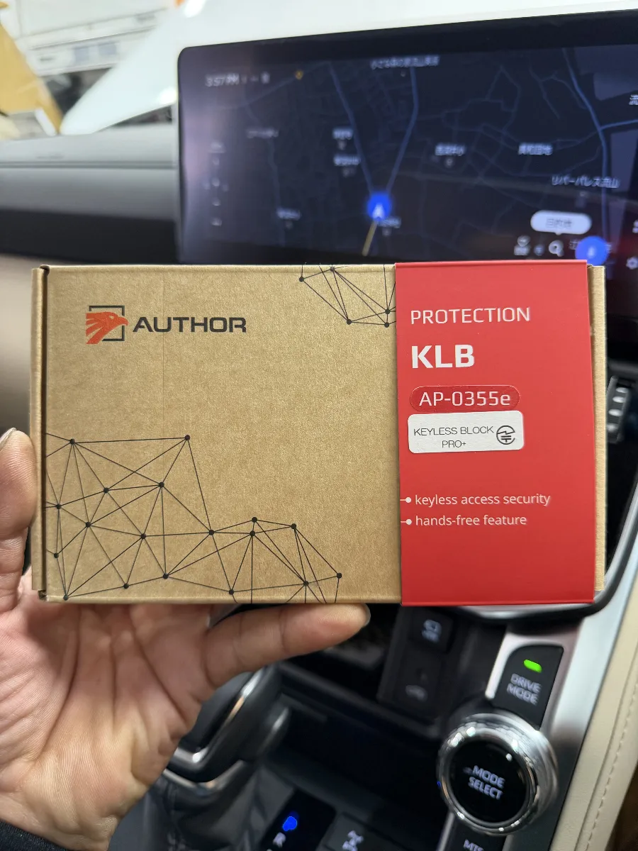 トヨタ ランドクルーザー300 VJA300W / FJA300W の盗難対策で考えたいのが、スマートキーまわりの守り方です。
AUTHOR KEYLESS BLOCK JP+ は、スマートキーの便利さを残しながら、リレーアタックや車両通信を悪用した解錠手口への備えを組みやすいデジタルカーセキュリティです。
この商品の良いところは、警報で知らせるだけではなく、車両側が簡単に受け付けない状態を作れること。
ドアを開ける前の段階、そして開けられた後の始動に近い部分まで考えて対策できるので、ランドクルーザー300のように防犯面をきちんと見ておきたい車には相性の良い内容です。
ただ、セキュリティは商品を付ければ終わりではありません。
純正機能とのバランス、普段の使い方、他のセキュリティとの組み合わせ方まで見ておかないと、毎日の使用でストレスが出ることもあります。
ログオンでは、KEYLESS BLOCK JP+ の役割を車両に合わせて整理しながら、見えない部分の配線処理や動作確認まで丁寧に進めます。
防犯面を強化しつつ、普段はできるだけ自然に使えるように仕上げる。ここは、ランドクルーザー300のセキュリティ施工ではかなり大事なポイントです。
