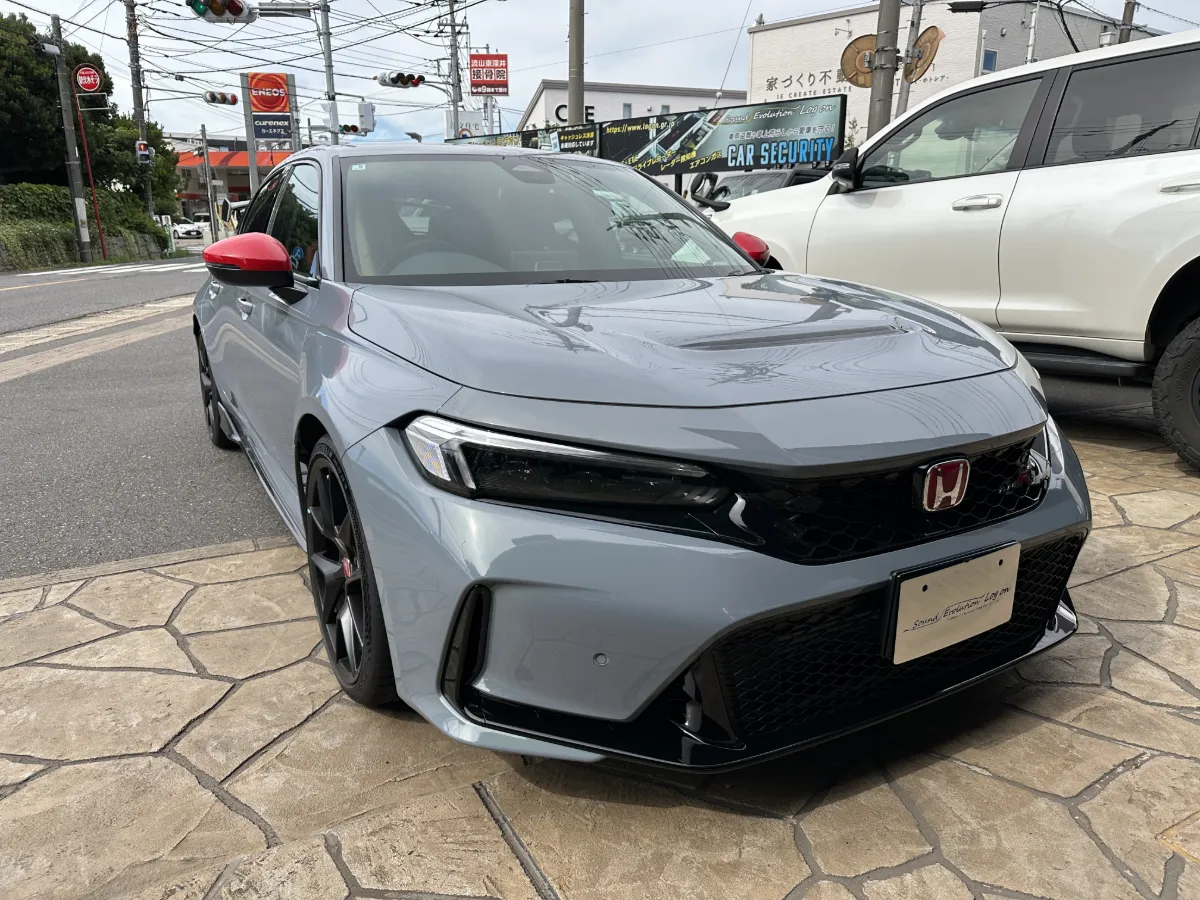 今日ご紹介するのはHONDA CIVIC TYPE-R FL5のカーセキュリティインストールです。