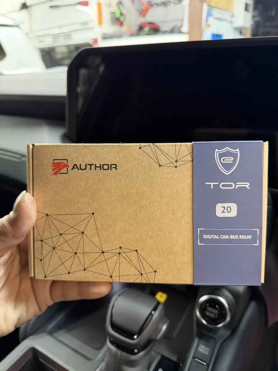 オーサー TOR(ティーオーアール) は、トヨタ ランドクルーザー 250 250W のように盗難対策をしっかり考えたい車で、もう一段踏み込んだ備えをしたい時に相性のいい追加ユニットです。
デジタル制御だけに頼らず、別の考え方で始動をブロックできるのがこの商品の大きなポイント。見た目では分からない部分ですが、こういう積み重ねが普段の駐車時の不安を減らしてくれます。しかも、対策を強めながら日常の使い勝手を大きく崩しにくいのもTORの良さです。
ランドクルーザー 250 のような車は、付いていれば何でもいいという話ではありません。車両に合わせてどう組むか、どこまで使いやすさを残すか、そのさじ加減がかなり大事です。ログオンでは、ただ追加するのではなく、車両条件や現在の構成も見ながら、無理のない形で仕上げていきます。