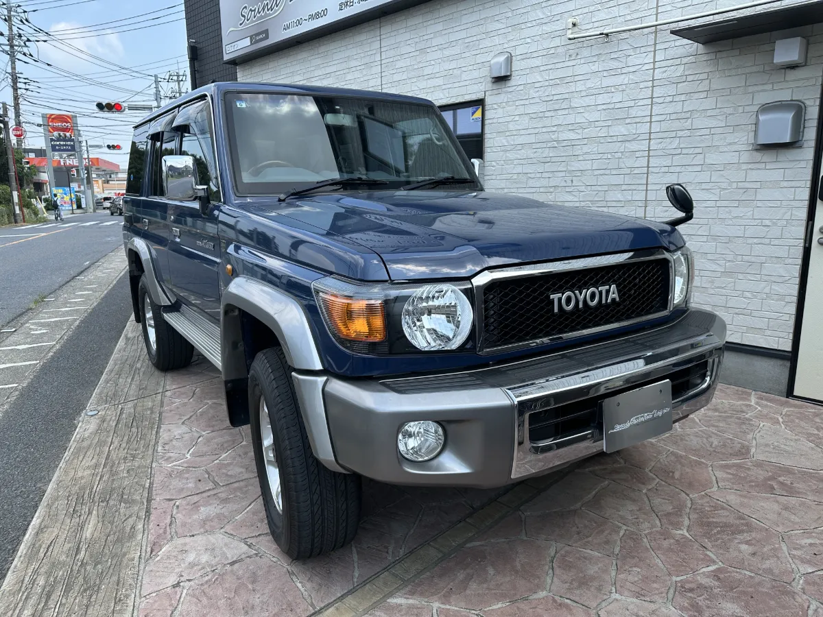 今日ご紹介するのはTOYOTA LAND CRUISER 70 GRJ76Kのカーセキュリティインストールです。