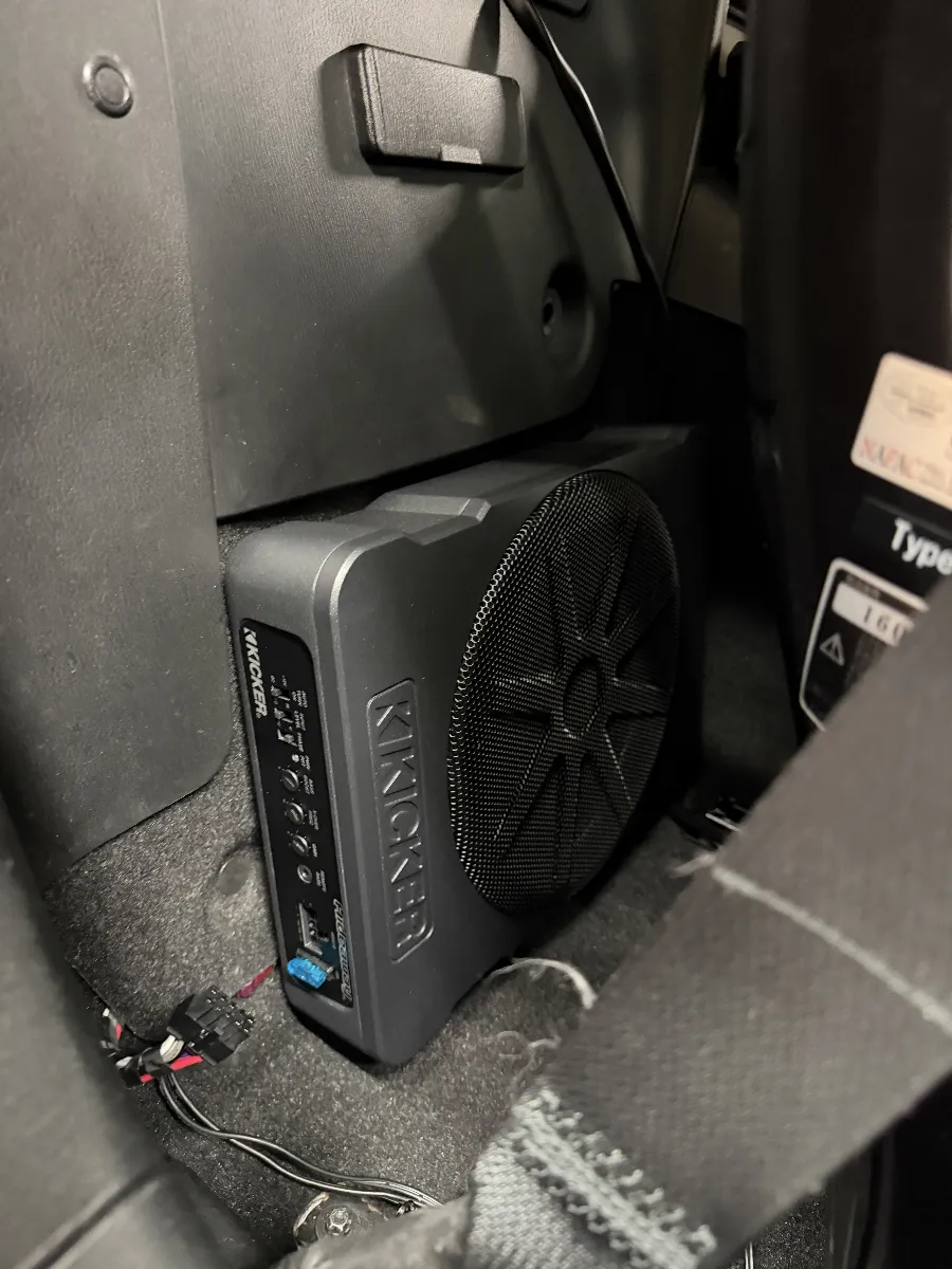 KICKER HS10は、マツダ ロードスター ND系の「もう少し低音に厚みがほしい」を気持ちよく埋めてくれるチューンナップウーファーです。オープンでも音が薄くなりやすいロードスターに、しっかり芯のある低音を足せるので、音楽のノリや臨場感がぐっと変わります。
リアラゲッジへスマートに設置する取付で、付属のリモートベースを使えば曲や気分に合わせた調整も手元で簡単。大げさなシステムにしなくても、普段のドライブが自然と楽しくなる一台です。

