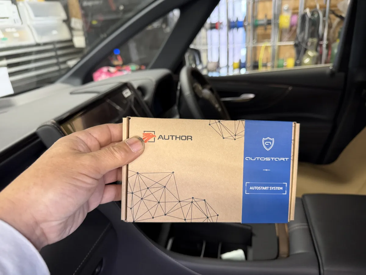 トヨタ ヴェルファイア専用の最新デジタルエンジンスターター、AUTHOR AUTO STARTをご紹介します！この商品は、純正スマートキーのロックボタンを3回押すだけで、エンジンがスタート。リモートでもアプリでも操作可能なので、どんな季節でも快適に車をスタートできます。さらに、IGLAやKEYLESS BLOCKと組み合わせても使え、セキュリティを保ったままリモート始動ができるのがポイントです。だけど！ここからがスゴイところ。AUTHOR CONNECT 2.0との連携で、スマートフォンからも遠隔スタートができちゃうんです。アプリ一つでセキュリティ操作とエンジン始動が管理できるので、キーを取り出す必要もありません。エンジン始動時間はなんと最大60分まで可能！再始動も自由自在なので、お出かけ前にしっかり車内を冷やしたり温めたりできるのが嬉しいですね。また、電圧が下がると自動でエンジンが始動する電圧監視機能も搭載。これでバッテリー上がりの心配も無用です。お取り付けには、専門店での適合確認が必要なので、ぜひ一度ご相談ください！快適さと安心を兼ね備えたこの次世代エンジンスターターを体感してみてくださいね！