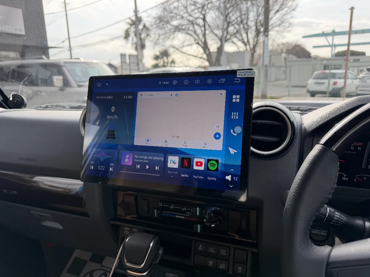 🚗✨ トヨタ ランドクルーザー70 GDJ76Wにぴったりなオーディオをお探しですか?それなら「PRA109 Androidカーオーディオ」は大正解!このオーディオは、なんと大画面QLEDディスプレイを搭載。色鮮やかで高精細な映像は、昼夜問わずはっきり見えるので、お好きな動画もナビも楽しめます。そして、縦・横の回転が可能だから、ナビ重視or動画重視、好みに合わせてカスタマイズできるのが嬉しいポイント!SIMに対応しているので、アプリや動画視聴もスムーズ。スマートフォンの「ミラー表示」以上の快適さを実現。バックカメラ連動ももちろん対応していて、安心のサポートが自慢です。純正ナビに物足りなさを感じている方、車内を今どきで快適な空間に変えたい方に、PRA109は本当におすすめな一台です。すべてを一つにまとめたい方にぴったりの高い完成度を誇るオーディオを是非体感してみてください!🎶🚘