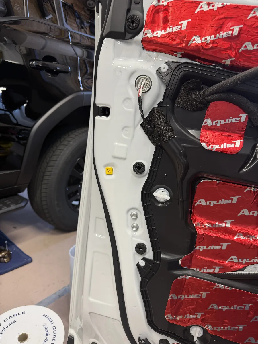 🚗 トヨタ アルファード 6AA-AAHH40W4#系にぴったりのアイテムをご紹介します！今回は「クリップダンパー」をご提案！✨ ほとんどの車のドアの内張りはドアクリップとネジで固定されているんですが、このクリップダンパーを使うことで、気密性がグッとアップします。🚪💨しっかりと密着することで、ドアの内側の気密性が向上し、防水効果も期待できるんです。雨の日や洗車後も安心ですね！🔧🌧️私たちログオンオリジナルのこのクリップダンパーで、あなたのアルファードをさらに快適な空間にしませんか？お待ちしております！