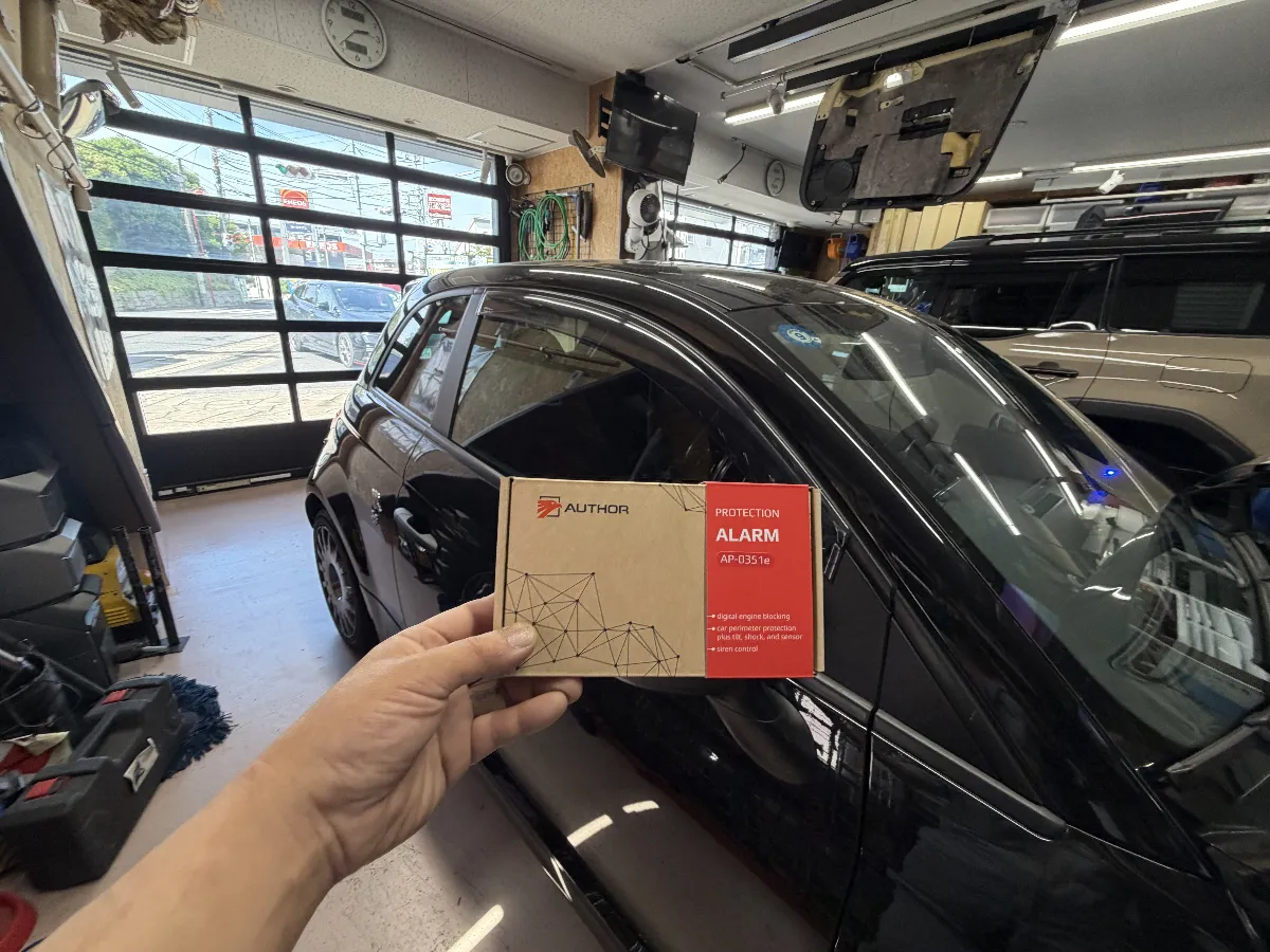 扱いやすさも考えたアバルト595のセキュリティ対策
アバルト 595 3BA-31214T に オーサー ALARM(イグラアラーム) を組み合わせると、純正だけではカバーしきれない防犯面を補いながら、普段の乗り降りや使い勝手も大きく崩しにくいのがポイントです。
IGLA ALARMは、警報だけに頼るタイプではなく、車両側の通信を使ったデジタル制御で盗難対策を組み立てられるセキュリティです。配線を大きく加工するのではなく、車両に合わせて無理のない形で施工していくため、アバルト595のように内装や電装まわりを丁寧に扱いたい車にも相性を見ながら進めやすい内容です。
・駐車中の異常を検知するアラーム機能
・車両の動作を制御するデジタルブロック
・機械式駐車場や点検時に便利なセンサーバイパス機能
こういった機能は、ただ付いていれば良いというより、その車でどう動くか、普段どんな場所に停めるかまで見て設定することが大切です。特に輸入車は車両側の仕様確認も重要なので、ログオンでは取付位置や配線処理、納車時の使い方説明まで含めて、毎日扱いやすい形に整えていきます。
セキュリティは目立つパーツではありませんが、出先や自宅で車を離れる時の気持ちが変わる部分です。アバルト595を楽しく乗り続けるための備えとして、きちんと車両に合わせて組んでおきたい内容ですね。
