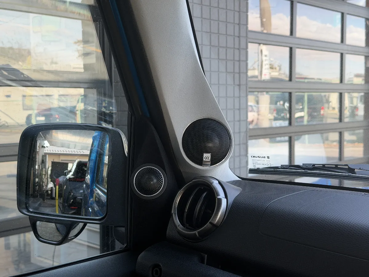 おっしゃ〜!今回はスズキ ジムニー JB64の素晴らしいカスタマイズをご紹介します!🚙✨こちらの「Virtus nano carbone63」を使って、大型ツイーターをフロッキー仕上げのAピラーに美しく埋め込んじゃいます。さらに、ドアミラーの内部にもツイーターを埋め込むことで、この音響システムは一歩先を行くのです!(ドアミラーオプションが必要です!)特筆すべきは、その音の質感。単に前から「聴こえる」だけではなく、ダッシュボード全体にわたって広がり、まるで奥行きや高さを持つ音楽ステージのように立ち上がります。ユニットの存在感を最小限に抑えつつ、空間を音が完全に支配!理想的なフロントステージが実現します。こんな音を聴くと、ジムニーの存在感がまったく違って感じられますよ。車格やサイズを超えて、本気で音楽を楽しむために生まれ変わったジムニー。あなたの車ライフを一新するこのカスタマイズ、お見逃しなく!🎶