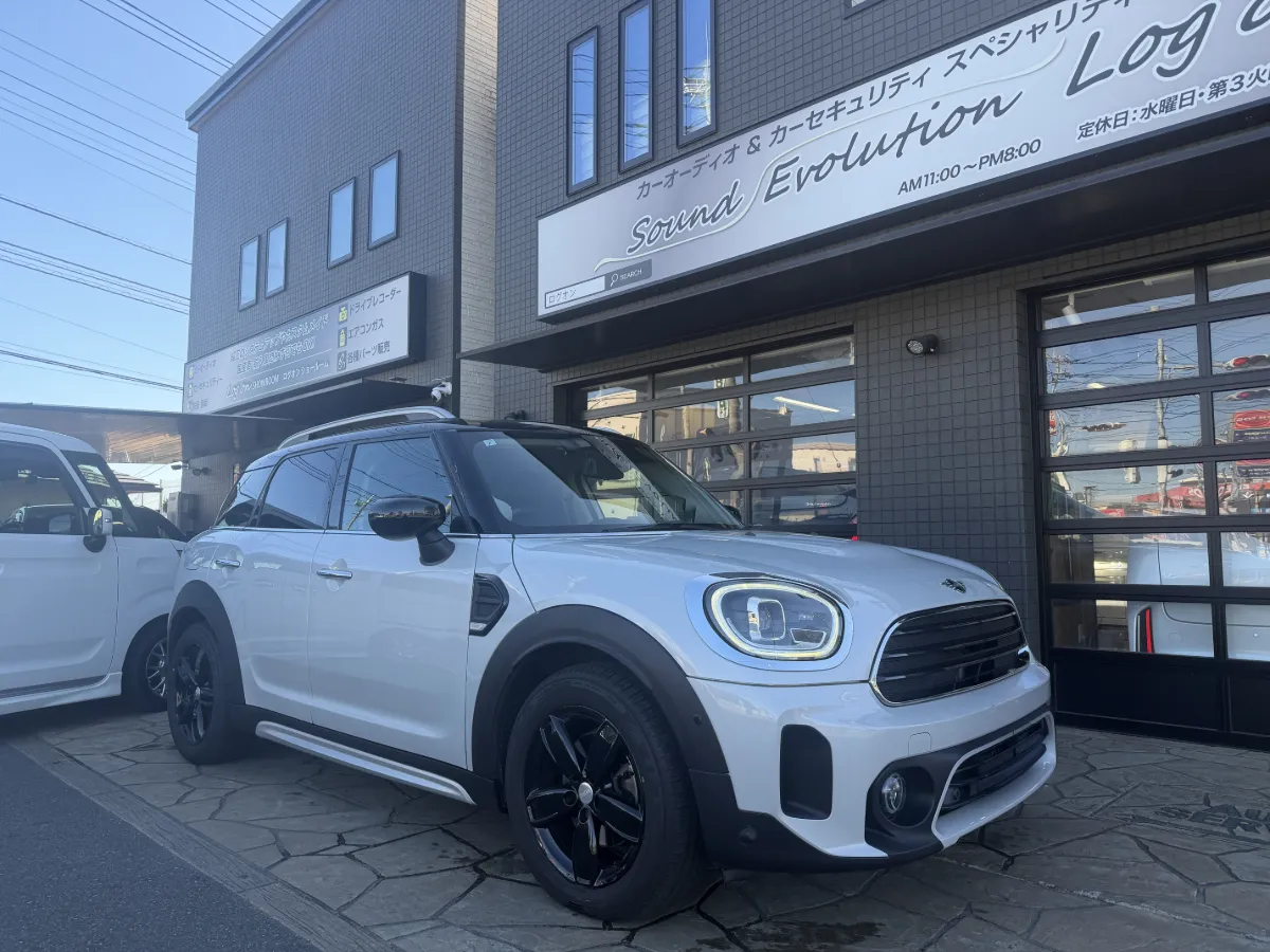 今日ご紹介するのはMINI CROSSOVER F60のカーオーディオインストールです。
