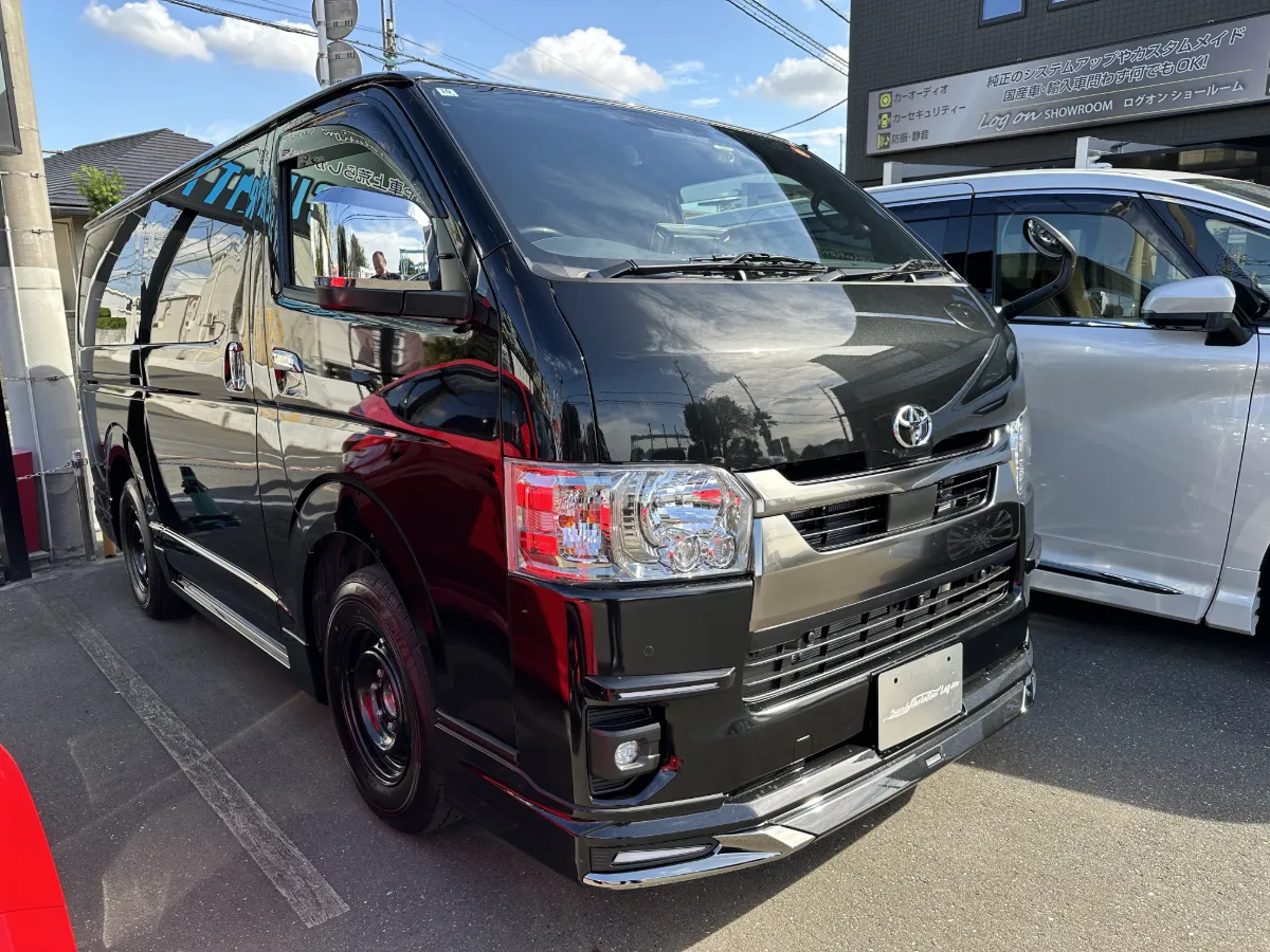 今天我们来介绍一下丰田HIACE 200系列第8款的汽车音响和汽车防盗安装。