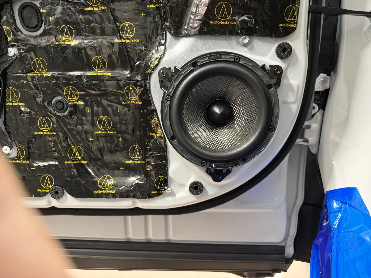 「メタルバッフル」をご紹介します。このアイテムは、音質にこだわりたい方にはぜひお勧めしたい一品です! メタルバッフルは、剛性が高くて耐水性もバッチリ。音のクオリティがぐんとアップします!ダイレクトな音質で、気になる曇り音をしっかり払拭してくれるんです。最近の純正スピーカーの音が曇っているのが気になるという方も、多いはず。そんなお悩みを解決してくれるので、ぜひご確認ください。ただし、しなやかで温かみのある音を求める方には、真鍮銅コーティングのインナーバッフルもおすすめです。あなたの乗るハリアーに最適なサウンドを見つけてみてくださいね!お待ちしてます!🎶