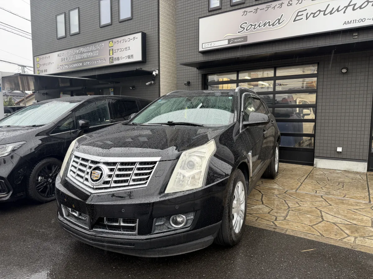 埼玉県川口市からお預かりしたお客様のキャデラック SRX クロスオーバー SRXを当店でお預かりし、フロントにユピテルのドライブレコーダーZ300を取り付け、駐車監視用にユピテルのマルチバッテリー OP-MB4000を併せて施工しました。持ち込み補助バッテリーの取り付け工賃と、一度ドラレコを外して付け直す作業も行い、録画と駐車監視の動作確認までしっかり実施しています。今回はその作業の様子をご紹介します。