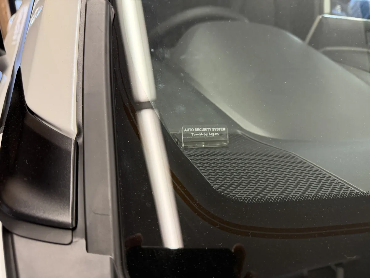 ログオンオリジナルのLEDスキャナー（ORIGINAL & AUTHOR ALARM SCANNER）です！  トヨタ カローラクロス ZVG/ZSG1#に対応。LEDがリズミカルに点滅して、視覚的に「セキュリティ装備あり」をアピールします。ポイント：- ブルーLED／ホワイトLEDからお好みで選択可能。車の雰囲気に合わせてコーディネートOK。  - イグニション／ACC連動で自動オンオフ。普段は目立たず、エンジンON時にしっかり周知します。  - コンパクト設計で目立ち過ぎず、効果的に抑止力を発揮します。取付けはプロの当店にお任せください。見た目のアクセント兼セキュリティ強化におすすめです！