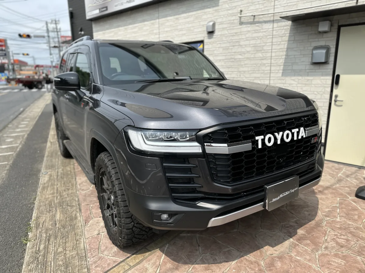 今日ご紹介するのはTOYOTA LAND CRUISER 300 VJA300W  FJA300Wのカーセキュリティインストールです。