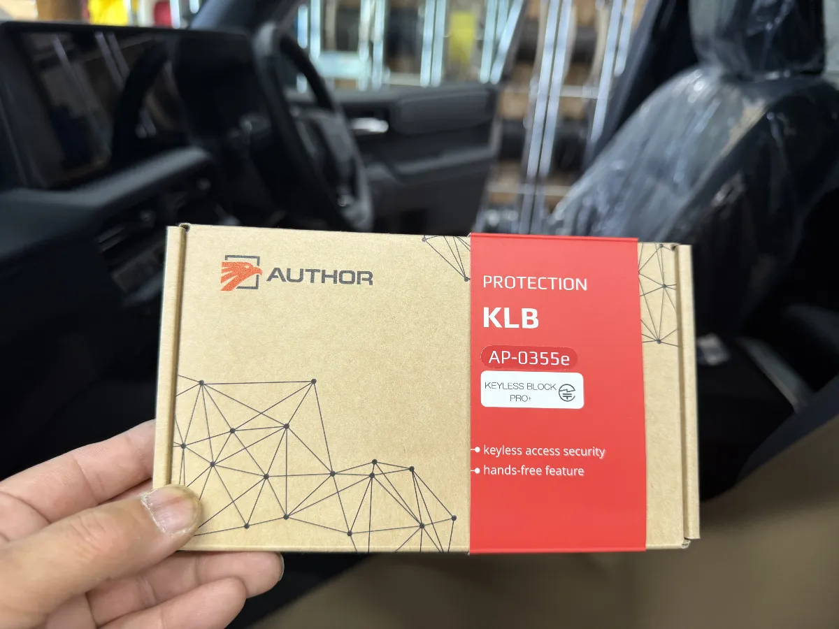 **AUTHORのKEYLESS BLOCK JP+**は、トヨタ ランドクルーザー 250 250Wのようなスマートキー車で気になる「解錠の入口」をしっかり抑えやすい対策です。
ただ警報で知らせるだけではなく、そもそも開けにくく、進めにくい流れを作れるのがこの商品の強みです。
スマートキーの使いやすさを大きく崩しにくいのもポイントで、普段の乗り方をなるべく変えずに防犯面を底上げしたい方には相性のいい内容です。見た目では分かりにくい部分ですが、毎日使う車だからこそ、この自然さはかなり大事です。
とくにランドクルーザー250のように、車種に合わせて守り方をきちんと組んでおきたいクルマでは、商品だけ決めて終わりにしない方が安心です。
取付後の使い方まで含めてまとめておくことで、実際の使いやすさも変わってきます。こういうところは、現車を見ながら組み立てる専門店の出番です。