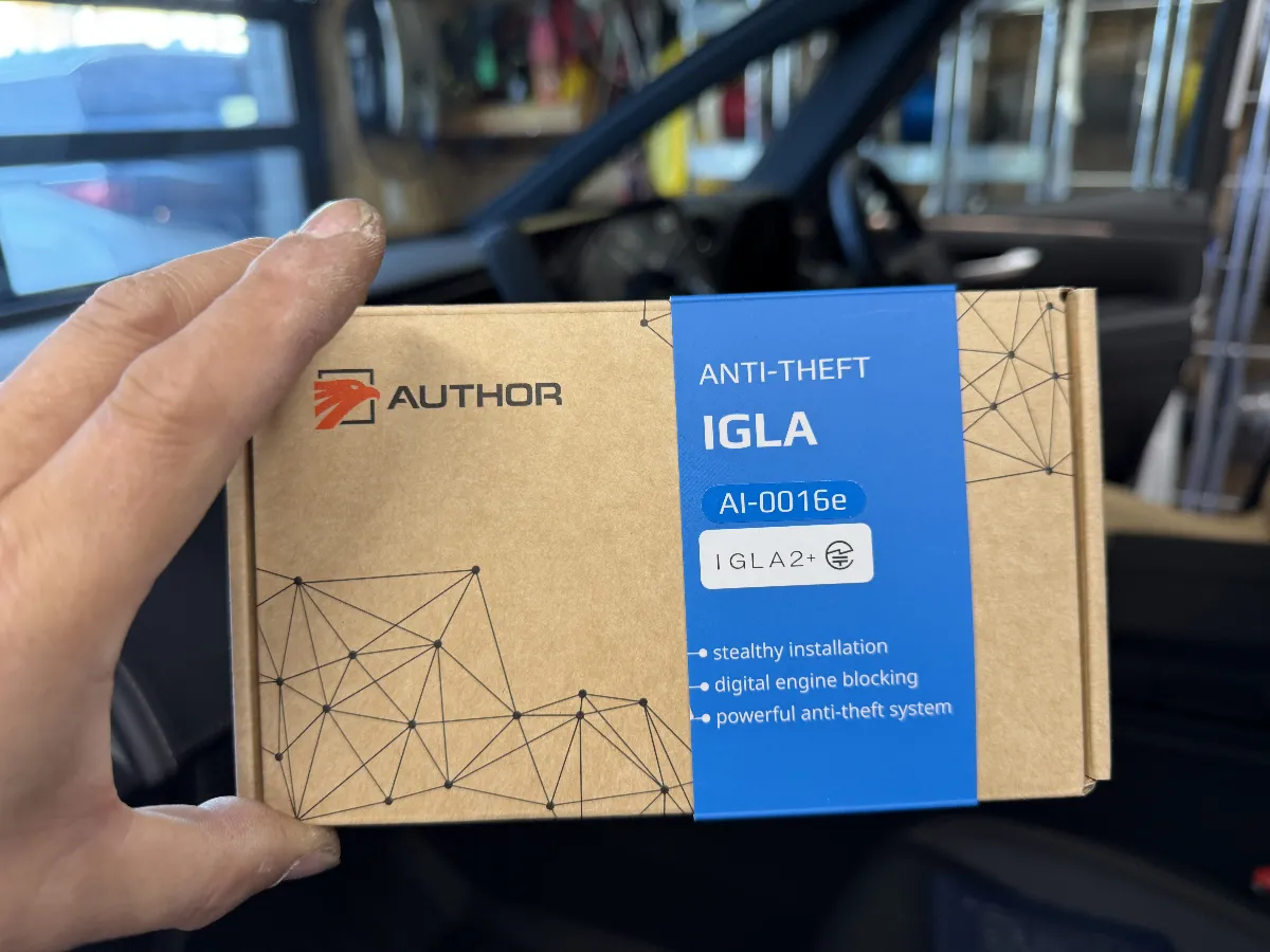 こんにちは！今日はトヨタ アルファードに取り付けるデジタルカーセキュリティ「IGLA JP+」をご紹介します。このIGLA JP+は、最新の盗難手口に対抗するために設計された強力なデジタルセキュリティシステムです。リレーアタックやCANインベーダーといった脅威から、物理的に車両を傷めることなく、しっかりと愛車を守ります。日常の操作は、純正と全く変わらず、いつも通りの感覚でご利用いただけます。しかし、専用のキーフォブがペアリングされるまでは、エンジンが始動せず、走行もできません。しかも、スマートフォンアプリでの認証も可能なので、便利さと防御力を両立したスマートな仕様です。さらに、駐車中に自動的にパワーウィンドウを閉じるクロージャー機能や、キーが不正に複製されてもエンジンが始動できない高度なブロック機能も搭載しています。これで、閉め忘れによる不安や、盗難リスクもぐっと減りますね。単体でも十分な防御力がありますが、他のシステムと組み合わせることで、さらに強固な多層防御を構築することも可能です。コストを抑えながらも、本格的なセキュリティを求める方にぴったりのエントリーモデルです。愛車をしっかり守りたい方、ぜひIGLA JP+をご検討くださいね！