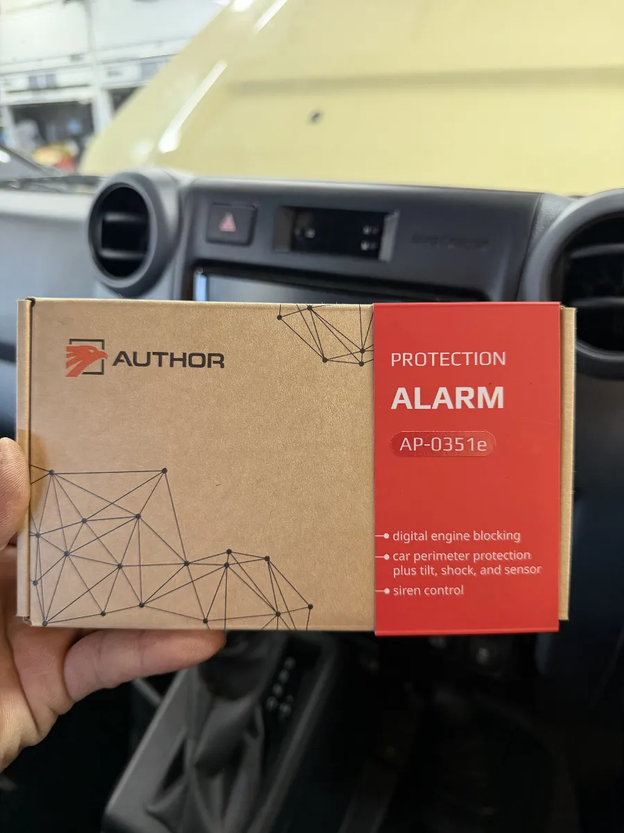 盗難対策はしっかりしたい。でも、普段乗るたびに面倒になるのは避けたい。
オーサー ALARM(イグラアラーム) は、そのあたりのバランスを取りやすいデジタルカーセキュリティです。
警報だけに頼るのではなく、車両側の制御と組み合わせて、動かされにくい状態を作るのが大きなポイント。
対応車両では、エンジンブロックやシフトロックなどの機能を使い、純正の使い勝手を大きく崩さずに防犯面を強化できます。
また、機械式駐車場やフェリー、点検時などで役立つセンサーバイパス機能にも対応しています。
セキュリティを丸ごと切るのではなく、必要な場面だけセンサー反応を抑えられるので、毎日使う車でも扱いやすいのが良いところです。
ただし、こうした機能は車種や仕様によって使える内容が変わります。
ログオンでは、商品だけを選ぶのではなく、車両側の対応状況や普段の駐車環境、使い方まで見ながら組み合わせを考えます。見えない部分の施工だからこそ、配線処理や動作確認、納車時の説明まできちんと整えておきたい部分です。
