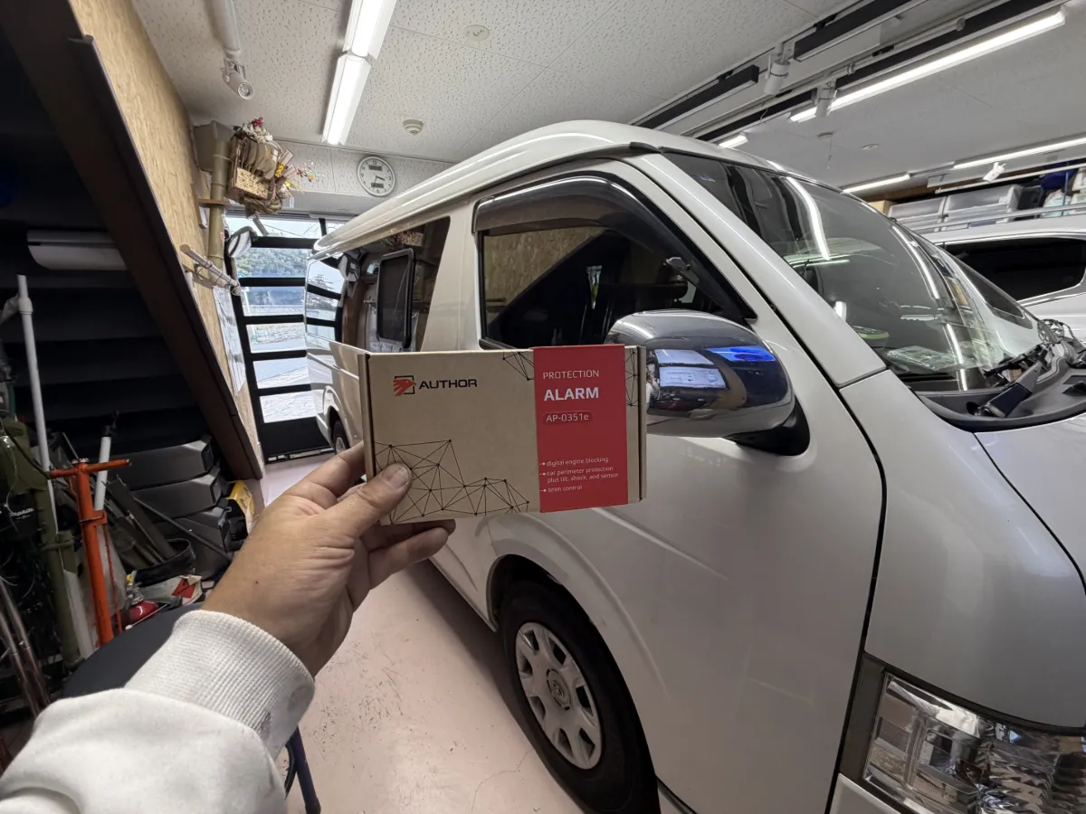 こんにちは、ログオンです！トヨタ ハイエース（200系 6.7型）におすすめのデジタルカーセキュリティ本体「IGLA ALARM（メーカー：オーサー）」のご紹介です。主なポイント- センサーバイパス（最新ファーム V3.12〜標準搭載）  - ショック／チルト／モーションセンサーを「一時的に無効化」可能。機械式立体駐車場やフェリー、洗車・点検時の誤報対策に便利。  - 操作は純正リモコンで「解錠 → 施錠」の2ステップ。一回のみ無効化され、次回アンロックで自動解除。  - 対応車は有効時に2回チャープで通知（車種によっては音が出ない場合あり）。事前動作確認を推奨します。- デジタルブロック機能（IGLA共通）  - 車両の配線を切らない非破壊方式（CAN/LIN通信）で高精度な盗難抑止。  - 3つのブロック方式：    1. エンジン始動ブロック（始動そのものを阻止）    2. エンジン停止（始動後 数秒で強制停止）    3. シフトロック（新機能／電子シフト車で、Pからの移動を完全防止）  - 万が一エンジンが掛かっても走行不能にする「安全で賢い」防犯対策です。おすすめポイント- 純正車両の電子系に干渉しない安心設計- ファームウェアで機能追加・強化されるため、常に最新機能へ対応可能- 日常の利便性を損なわずに高い盗難抑止力を実現備考・ご注意- 一部メーカー・車種ではセンサーバイパスやチャープ非対応の可能性があります。納車前や施工時に動作確認をおすすめします。- ハイエースへの取付け・設定はログオンで対応可能。ご希望があれば取付・動作確認を承りますので気軽にご相談ください！
