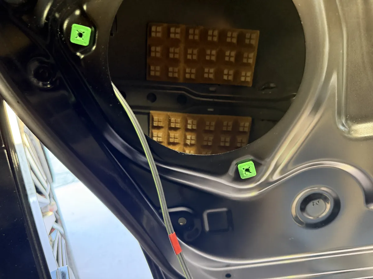 トヨタ グランエース GDH303W のスピーカーまわりで、見た目には分かりにくいけれど音に効いてくるのが ログオンオリジナル スピーカー裏拡散材 です。
スピーカーの裏側は、音を出すたびに空気が大きく動く場所です。ここがそのままだと、背面の音が鉄板に当たって跳ね返り、スピーカーの動きを邪魔してしまうことがあります。そこで拡散材を入れることで、背面の音を散らして、余計な反射を抑えやすくします。
派手なパーツではありませんが、こういう部分を整えると ボーカルの輪郭や音の抜け方 が変わってきます。グランエースのように室内が広い車では、スピーカー単体の性能だけでなく、ドア内でどう鳴らすかも大事です。
ただ貼れば良いというより、スピーカー位置やドア内部の形状を見ながら、効かせたい場所にきちんと施工するのがポイントです。せっかくスピーカーまわりを触るなら、こういう見えない部分まで手を入れておくと、後から聴いた時のまとまり方が違ってきます。
