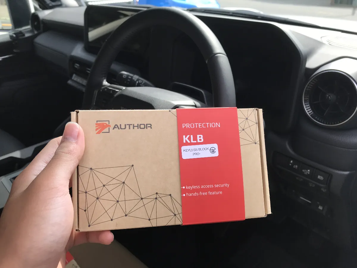 トヨタ ランドクルーザー 250 250Wのようなスマートキー車で盗難対策を考えるなら、KEYLESS BLOCK JP+はかなり現実的です。純正の使い勝手を大きく崩さず、ロック後に車両がキーの電波を受け付けにくい状態を作ることで、リレーアタックのような解錠を狙う手口への備えになります。
さらにこの製品は、ただ警報を鳴らす方向ではなく、そもそも開けにくく、動かしにくくするのがポイントです。万が一ドアまわりを突破されても、認証なしではエンジン始動を許さない構成にできるため、被害を深いところで止めやすくなります。毎日使う車だからこそ、防犯性だけでなく操作のわずらわしさが少ないことも大事ですが、KEYLESS BLOCK JP+はそのバランスが取りやすい一台です。
カーセキュリティは、同じ製品でも車種ごとの特性や純正装備との兼ね合い、使い方に合わせたまとめ方で仕上がりが変わります。ログオンでは、ランドクルーザー 250に合わせた施工と運用まで見ながら、見えない部分の処理や動作確認も丁寧に詰めていきます。付けて終わりではなく、ちゃんと使いやすく、ちゃんと守れる状態に整えられるのが専門店で施工する意味です。