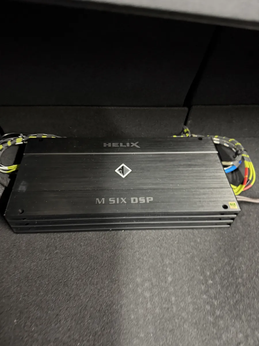 トヨタ プリウス ZVW5#前期にぴったりな一体型DSPアンプ、HELIX「M‑SIX DSP」をご紹介します。超小型ボディに10ch DSP+6chパワーを凝縮した次世代オールインワンユニット。車内の狭いスペースにもスマートに収まるので、プリウスの内装を活かしたまま高音質化できます。主なポイント:- 10ch DSP+6chパワーアンプを1台で完結。システムをスッキリまとめたい方に最適。 - 高速64bitプロセッサ(295MHz)搭載で、高精度なチューニングが可能。上位機に迫る音質を実現します。 - 入出力が豊富:RCA・ハイレベル(各6ch)、SPDIF(TOS)、自動電源ON対応。 - 出力:100W×6ch(4Ω)/200W×3ch(4Ωブリッジ) - プリアウト:4ch RCA出力(最大6V)でサブウーファーや外部アンプ連携も安心。 - 周波数特性:20Hz~22kHz、THD:0.005%、SN比:デジタル108dB以上/アナログ105dB以上。 - タイムアライメント:7.1mmステップで定位調整も細かく追い込めます。 - サイズ:154×50×320mm(M‑SIXと同サイズ)で取り回し良し。コンパクトながら本格的なDSP機能とパワーを両立しているので、純正スピーカー+αでグレードアップしたい方、システム整理して音質重視したい方に特におすすめ。取り付けや最適セッティングもお手伝いしますので、気になる方はお気軽にご相談ください!