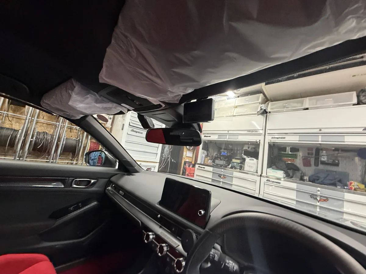 🚗✨ホンダ シビックタイプアール FL5オーナーの皆さんにオススメ！✨🚗こちらはユピテルの「レーザー&レーダー探知機 ZK2100」です！最新の技術を搭載したこの探知機は、なんと無線LANがついているワンボディタイプ。もちろん、ZK2000の後継モデルなんですよ！📡 業界最高水準の受信感度を誇りつつ、誤警報を85％もカットするフィルタリング機能が搭載されています。特定車両や自動販売機による不要なブザーに煩わされることもありません！  🔔 さらに、「プリアラート機能」ではKバンドをいち早く察知し、確定した瞬間に大音量でお知らせ！高架下やトンネルでも走行状況をしっかりチェックし、いらない警報を排除します。🖥️ 3.6インチの大きなLCDスクリーンとタッチパネルで、扱いやすさも抜群です。ドライブがもっと楽しく、安全になること間違いなしですね！この機会に、あなたのシビックに最適の仲間を迎え入れてみてはいかがでしょうか？🚀💨