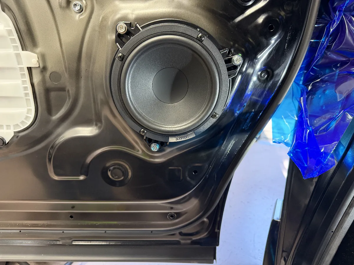 トヨタ グランエース GDH303W のように室内が広い車では、スピーカーの情報量や音の飛び方がけっこう大事になります。
オーディソン AV-K6S2 セパレート2WAY は、高域を担当するトゥイーターと低域側を受け持つウーファーを分けて鳴らすタイプなので、ボーカルの位置や楽器の輪郭が見えやすくなり、いつもの曲も少し前に出てくるような聴こえ方を狙えます。
このスピーカーは、ただ音を大きくするというより、細かい音の出方や中高域の伸び、低音とのつながりを整えたい方に向いたモデルです。
グランエースの広い車内でしっかり鳴らすには、スピーカー本体の性能だけでなく、取付位置や固定の仕方、取り付け後の調整もかなり効いてきます。ここをきちんと見ておくと、音が散らかりにくく、前席で音楽を聴いた時のまとまりも出しやすくなります。
せっかくAV-K6S2を入れるなら、商品だけで決めるのではなく、車両側の状態や聴き方に合わせて仕上げたいところです。見た目では分かりにくい部分ですが、こういう土台作りが後からじわっと効いてきます。
