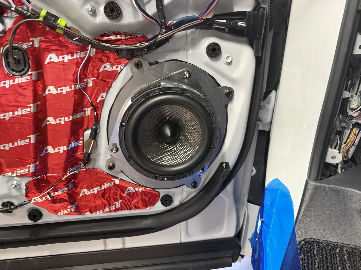 こんにちは！今日は「トヨタ アルファード」をさらに素敵な音楽空間に変えるアイテムをご紹介しますね。こちらの「メタルバッフル」、しっかりした剛性と優れた耐水性を誇るアイテムなんです。💪✨メタル素材にすることで、音の曇りもなく、クリアでダイレクトな音を楽しむことができます！最近のお車は純正のままだと音がもやっとしていることが多く、音質改善を求めるお客様がたくさんいらっしゃいます。そのニーズにお応えする一品がこのメタルバッフルなんです。もちろん、しなやかで温かみのある音を好む方には、真鍮銅コーティングのインナーバッフルもおすすめ！あなたの好みやお車のスピーカーサイズに合わせてぴったりの選択をサポートしますよ。アルファードの魅力をさらに引き立てるために、ぜひご検討くださいね！🚗🎶