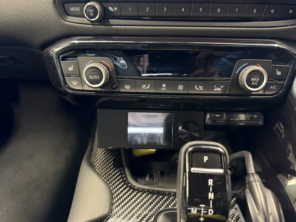 ログオンオリジナル「HELIX DIRECTOR(URC-2A/RTA)」です!このリモコンは、2.8インチのタッチスクリーンと切削アルミノブが搭載された本格派。マスターボリュームやサブウーファーレベル、外部入力の切り替えなど、指先ひとつでお好みの音を調整できます。さらに、左右ハンドル車にも対応していてディスプレイの上下反転機能がついています。夜間も安心なディマー機能で視認性もばっちり!HELIX DSPなどの対応機器にはアダプターなしで接続可能なモデルもラインアップ。インストール位置も選ばず、高級感あふれるアルミノブの質感も魅力的です。