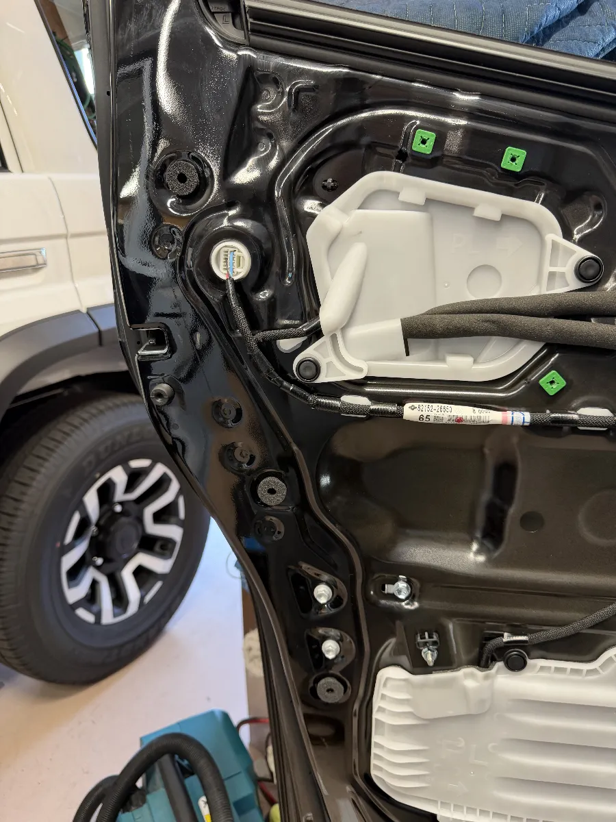 トヨタ グランエース GDH303W に使用する ログオンオリジナル クリップダンパー は、ドア内張りを固定しているクリップ部分に使う小さなパーツです。見える場所ではありませんが、内張りとドア側の密着を高めることで、ドアまわりの収まりを整えやすくなります。
ドアスピーカーまわりは、スピーカー本体だけでなく、内張りの固定状態やすき間の処理も大事です。クリップダンパー を入れることで、クリップ部分の密着感を上げ、ドア内部の気密性や防水面にも配慮した仕上げにしやすくなります。
こういう細かい部分は、完成後に大きく目立つものではありません。
でも、ドアを戻した時の収まりや、スピーカーを鳴らす土台づくりにはきちんと効いてくる部分です。グランエースのように車内が広い車ほど、こうした見えないところまで整えておくと、音のまとまりにもつながりやすくなります。
