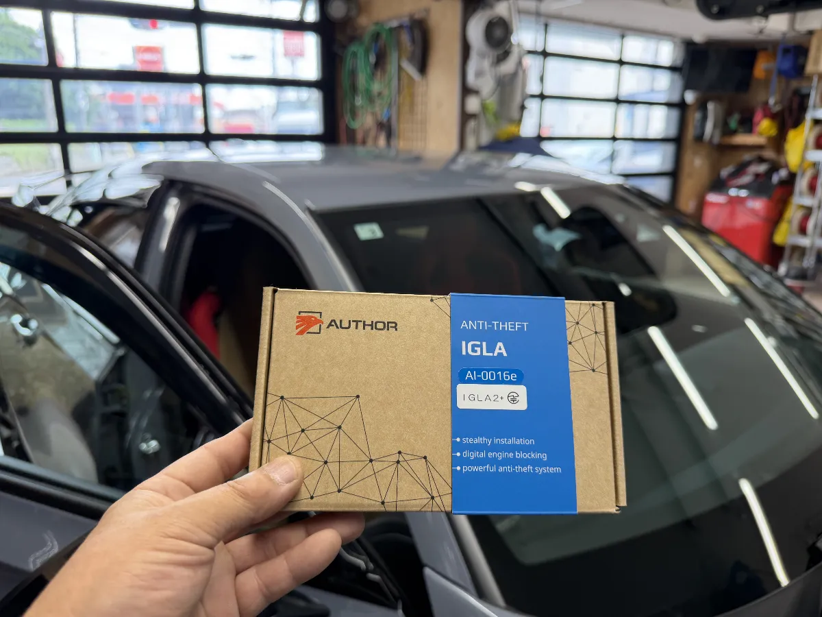 ホンダ シビックタイプアール FL5に、デジタルカーセキュリティの**IGLA JP+ イグラ2+**を組み合わせると、普段の使い勝手を大きく変えずに防犯面を一段きちんと整えられます。
IGLA JP+は、車両側のデジタル制御を使ってエンジン始動をブロックするタイプのセキュリティです。純正キーの便利さは残しながら、純正だけではカバーしきれない部分を補えるのが大きなポイント。FL5のように注目度の高い車は、見た目のカスタムだけでなく、こういう見えない部分の対策も早めに考えておきたいところです。
・日常の操作感を崩しにくい
・車種に合わせた防犯対策を組みやすい
・必要に応じて追加アイテムとの組み合わせも検討できる
セキュリティは商品を付ければ終わり、というよりも車種ごとの確認と施工内容の組み立てがかなり大事です。ログオンでは、使い方や駐車環境も聞きながら、FL5に合う形で無理なく使える防犯対策として仕上げていきます。普段は普通に乗れて、いざという時の備えを増やせる。そこがIGLA JP+の良いところです。
