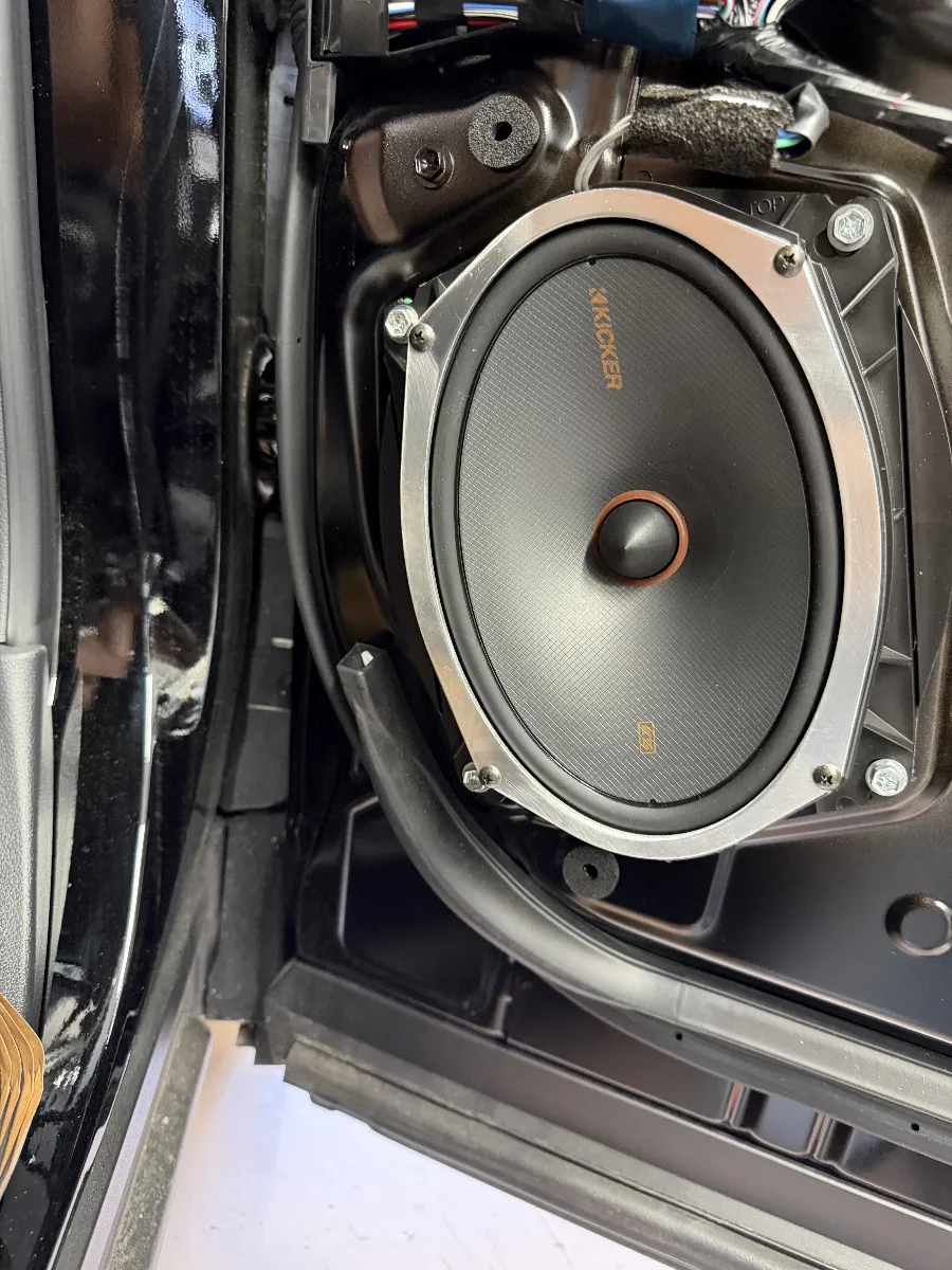 トヨタ アルファード 6AA-AAHH40W4#系に、純正の雰囲気を大きく変えず音を整えたい方には、キッカー KICKER OGPAA-40ALVE・2はかなり入りやすいスピーカーキットです。
ダッシュボードとフロントドアまわりを車種専用でアップグレードできるので、見た目はそのままに近い形で、ボーカルの輪郭や細かい音の出方を前に出しやすくなります。
